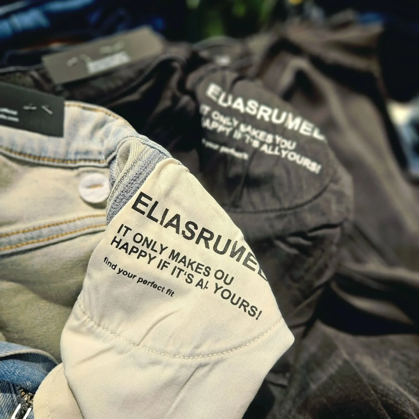 Find your perfect fit! @eliasrumelis 

So cool die neuen Jeans. F&uuml;r Sie und Ihn!

HAPPY TO SEE YOU! 📍 Konstanz 

freewilly JEANSWEAR 
JEANS | MODE | SNEAKER 

#newarrivals #jeans👖 #denim #mensfashion #womenswear #denimisalovethatneverfades #el