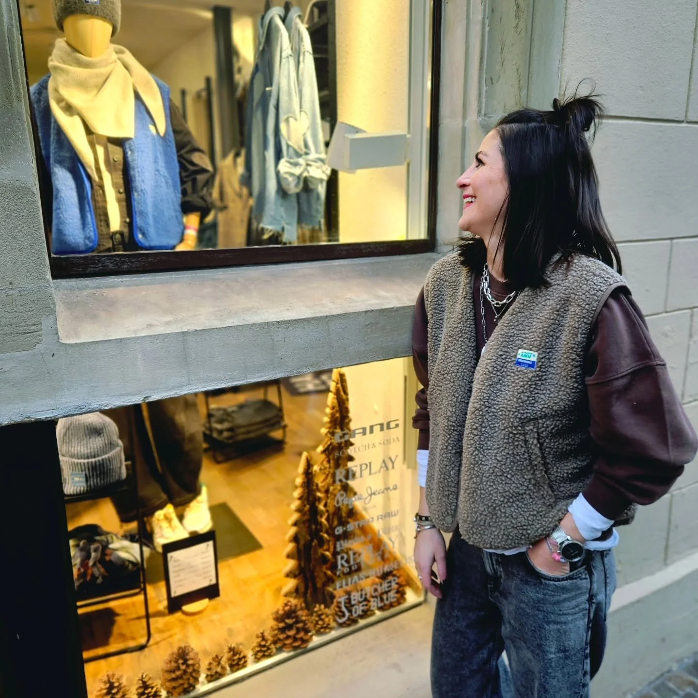 Es ist zwar noch etwas fr&uuml;h f&uuml;r einen Jahresr&uuml;ckblick, aber wenn ich mich da so stehen sehe vor meinem Laden, erf&uuml;llt es mich mit viel Gl&uuml;ck, Zufriedenheit und Dankbarkeit! 

Dankbarkeit f&uuml;r Euch, unsere Kunden, welche d