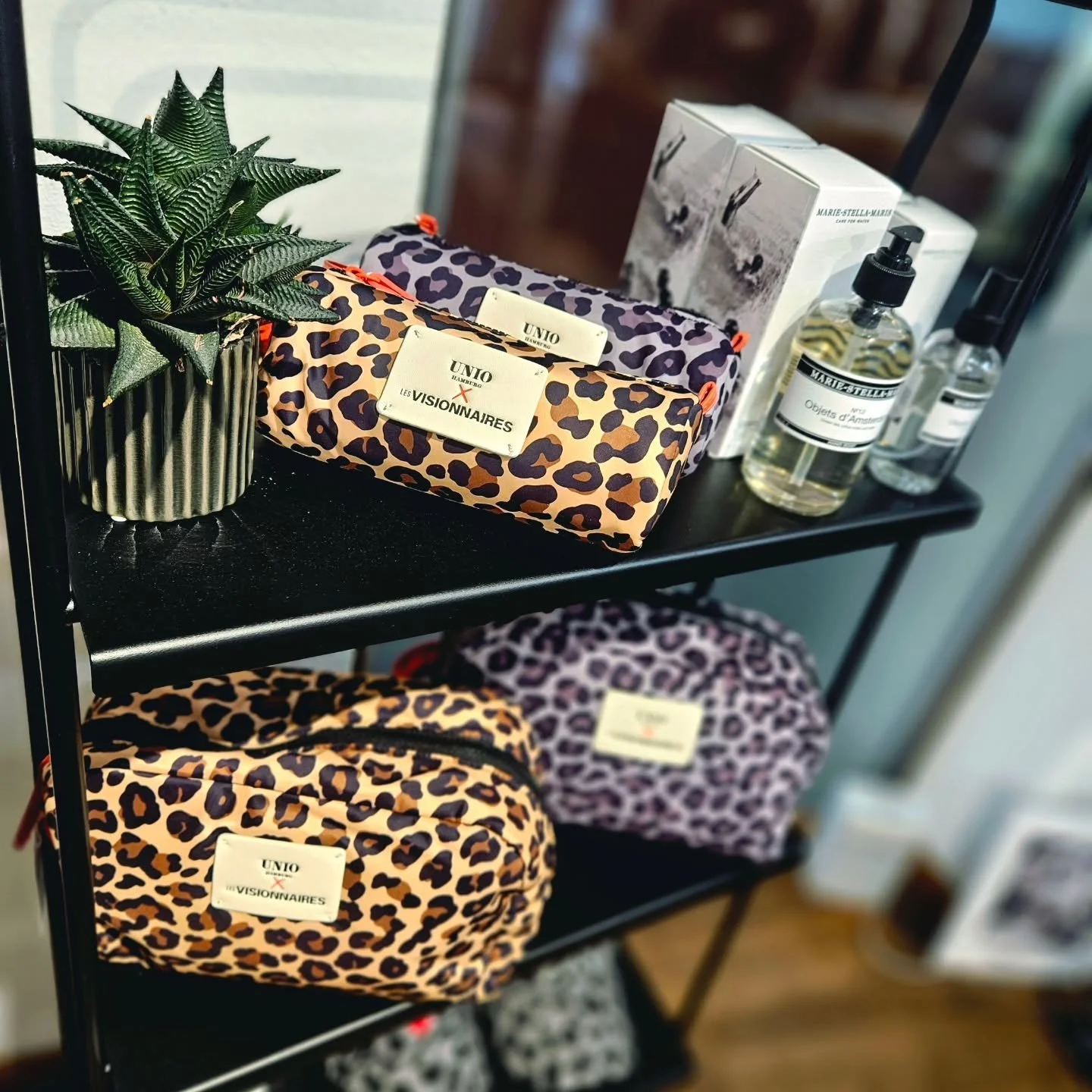 Seid Ihr schon ready for christmas? 🌲 

Bei uns findet Ihr allerlei wundersch&ouml;ne Dinge, um Euren Liebsten (oder Euch selbst) eine gro&szlig;e Freude zu machen. Wir lieben das X-Mas Flash Programm von UNIO x Les Visionnaires! @uniohamburg

Alle 