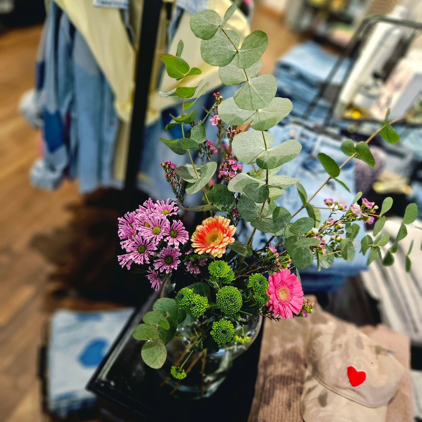 WEEKEND is for...

&deg; fresh flowers
&deg; good vibes only 
&deg; new jeans
&deg; city stroll
&deg; hot coffee 

Wer besucht uns heute? 📍@stadt.konstanz 

HAPPY TO SEE YOU ♡

freewilly JEANSWEAR 
JEANS | MODE | SNEAKER 

#fashion #newarrıvals #kon