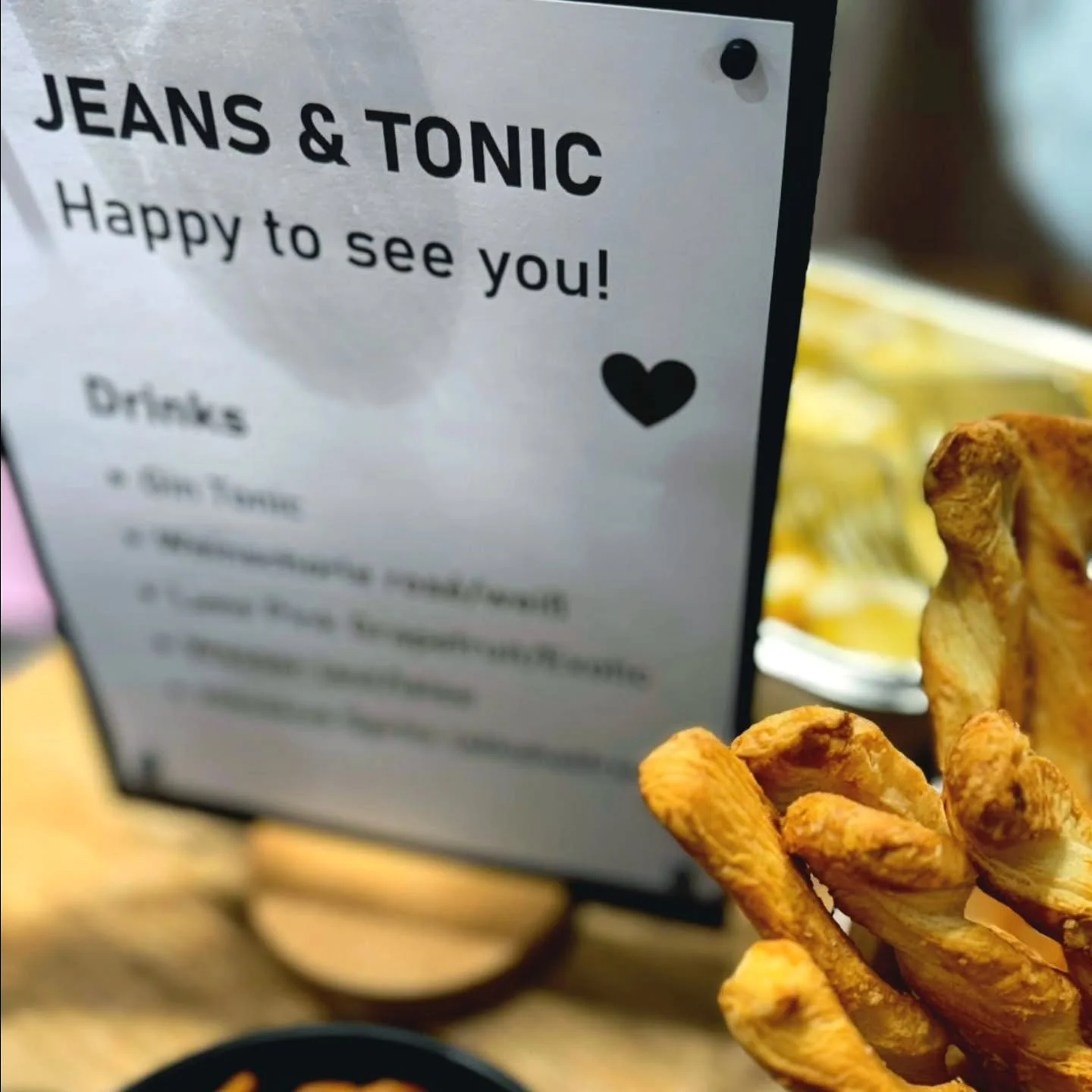Throwback Part I

Letzten Freitag hatten wir unser JEANS &amp; TONIC After Work Event im Store. Was f&uuml;r ein mega Abend! 🍸 Danke an alle wundervollen Menschen, welche uns supporten, wertsch&auml;tzen &amp; unseren Vibe lieben. Danke f&uuml;r Eur