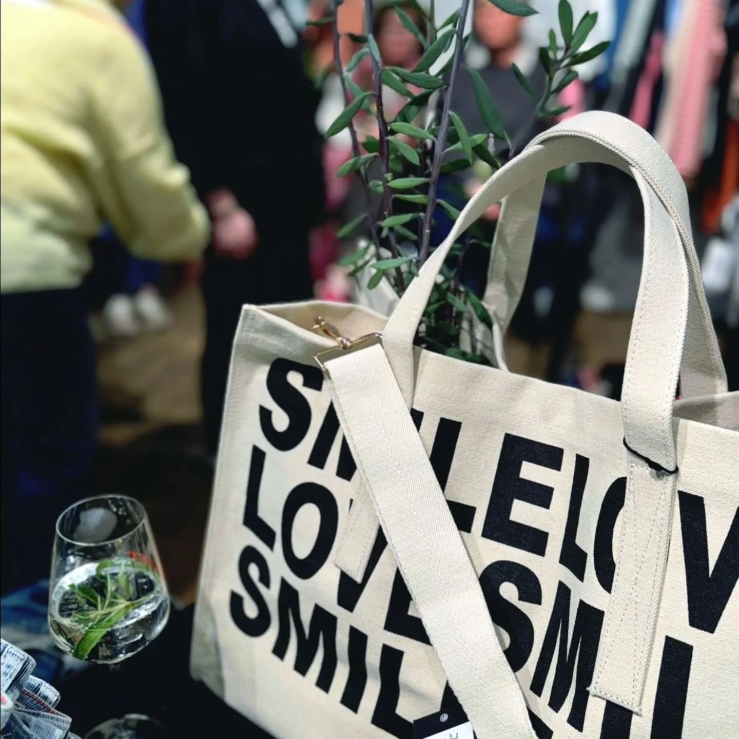 Throwback Part II

Letzten Freitag hatten wir unser JEANS &amp; TONIC After Work Event im Store. Was f&uuml;r ein mega Abend! 🍸 Danke an alle wundervollen Menschen, welche uns supporten, wertsch&auml;tzen &amp; unseren Vibe lieben. Danke f&uuml;r Eu