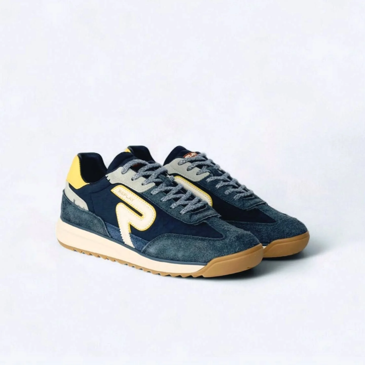 New In 👟 Coole Herrensneaker von der italienischen Kultmarke REPLAY!

Zwei coole Styles, beide verf&uuml;gbar von Gr. 41 - 46, jeweils 99,95 &euro;. Und super bequem sind die Sneaker auch! 

Kommt vorbei, wir freuen uns auf Euch! Gerne k&ouml;nnt Ih