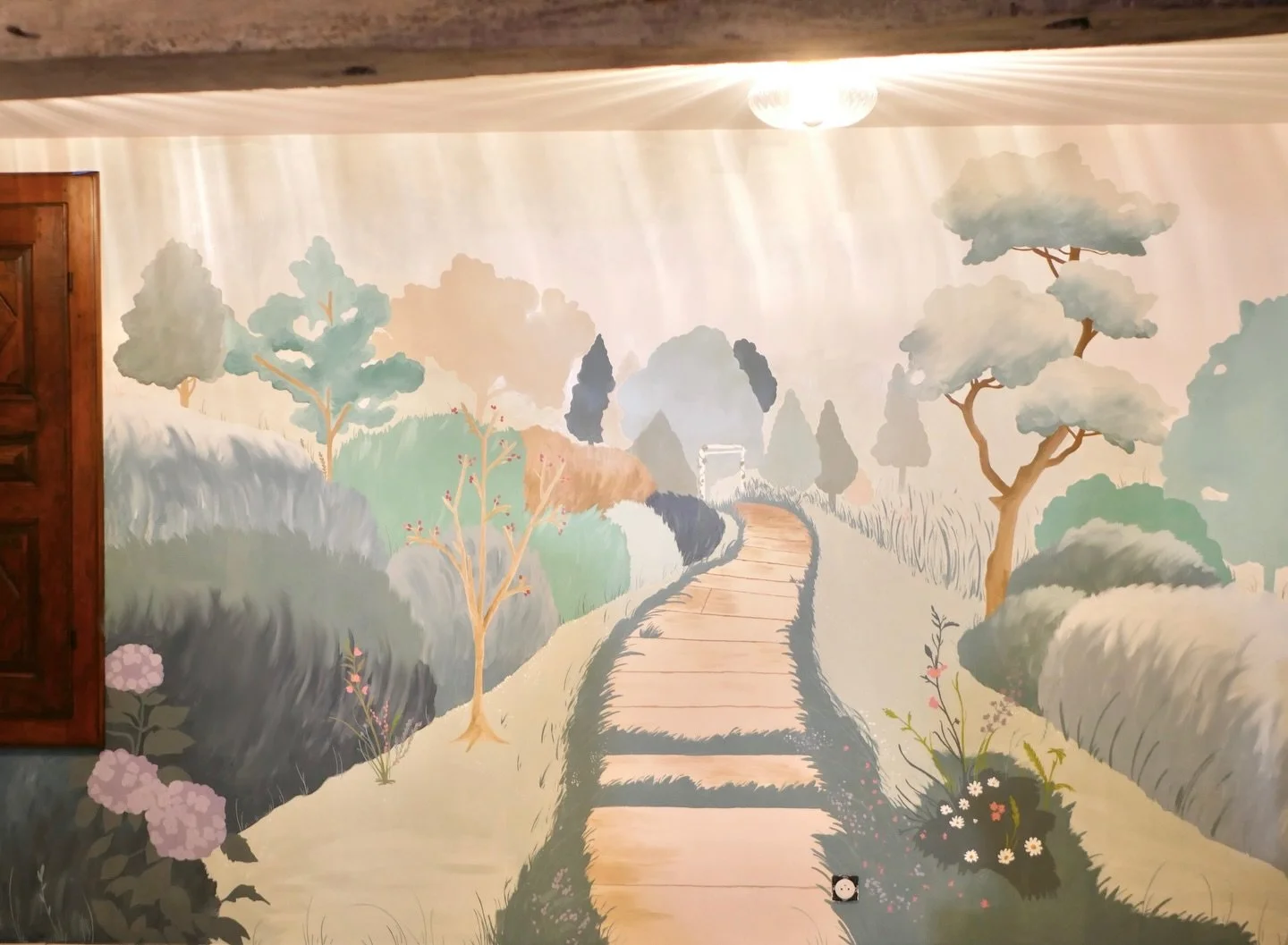 Un Jardin dans le salon 💚

Comment donner vie &agrave; une pi&egrave;ce sombre, sans fen&ecirc;tres, au plafond bas&hellip; ?
Ma cliente voulait un nouveau souffle pour cette pi&egrave;ce, elle voulait &laquo;&nbsp;rentrer&nbsp;&raquo; dans un jardi