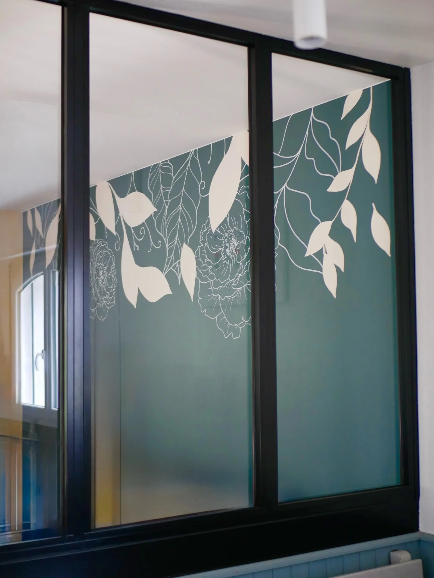 🌸 Illuminer un mur en douceur&hellip;

Ma cliente en avait un peu assez de cette couleur vert fonc&eacute;e mais ne savait pas quoi faire !

Une fresque v&eacute;g&eacute;tale tout en l&eacute;g&egrave;ret&eacute; qui descend du plafond, est venue l