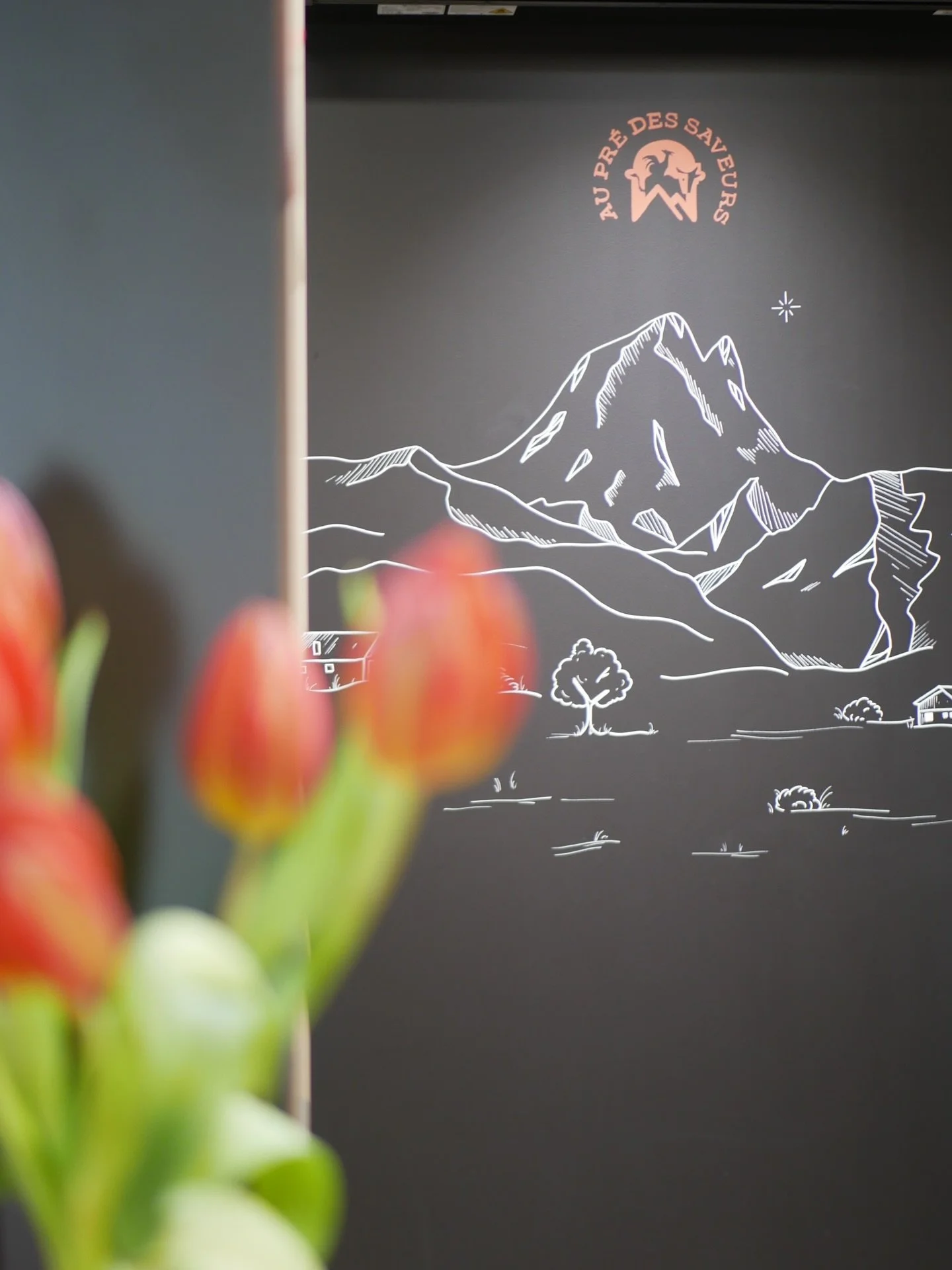 Quand un amoureux de l&rsquo;Ossau, une architecte d&rsquo;int&eacute;rieure et une muraliste se rencontrent pour sublimer un lieu, &ccedil;a donne quoi ?

@aurelietdk a tout d&rsquo;abord offert une magnifique r&eacute;novation &agrave; la boucherie