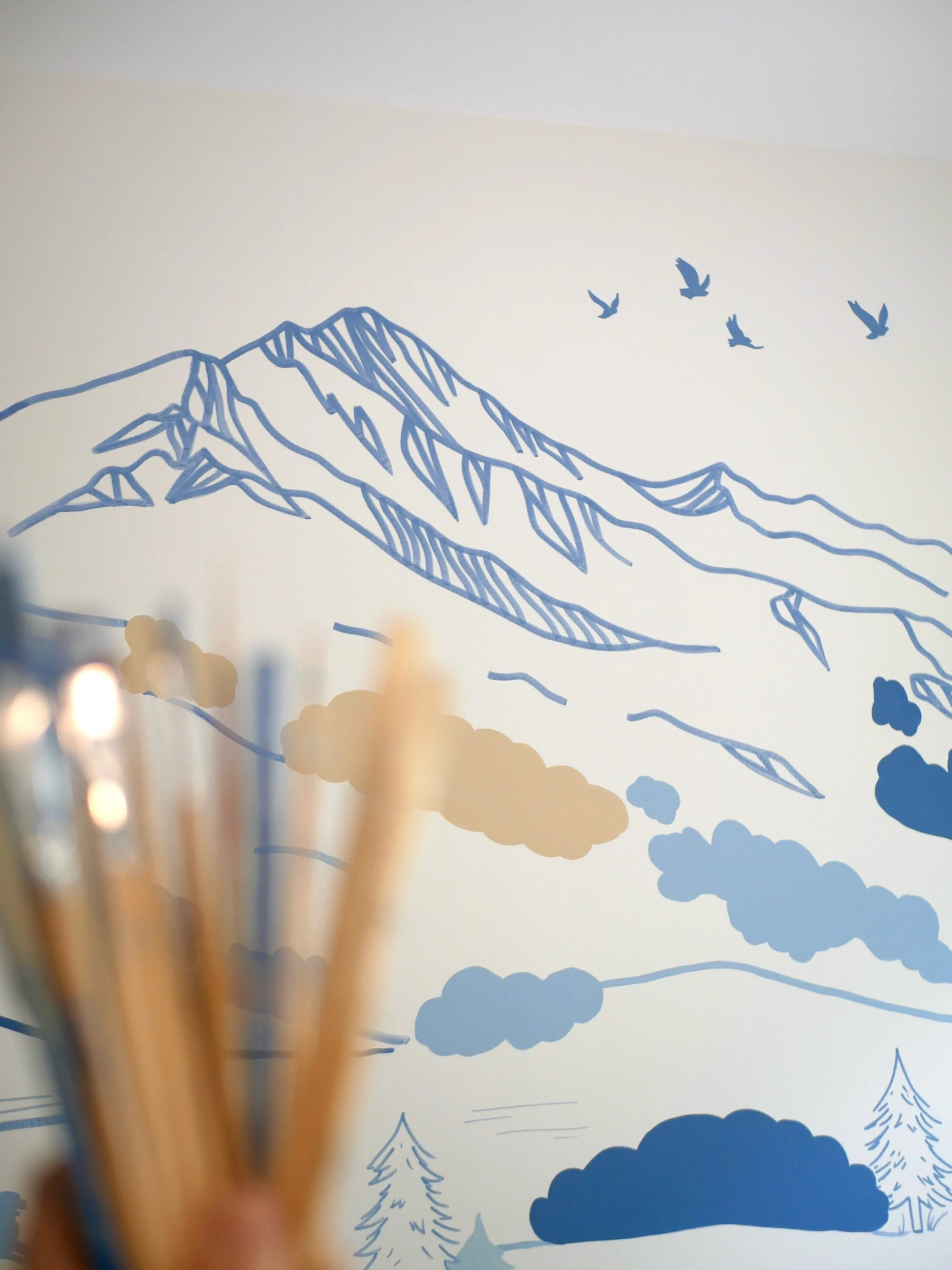 🪂 J&rsquo;ai ador&eacute; transformer ce futur salon !! M&ecirc;me au milieu des cartons !

Une fresque hyper personnalis&eacute;e pour cette famille, nich&eacute;e dans un magnifique &eacute;crin, le Val d&rsquo;AZun 💚 !

Un mur tout neuf, une vis