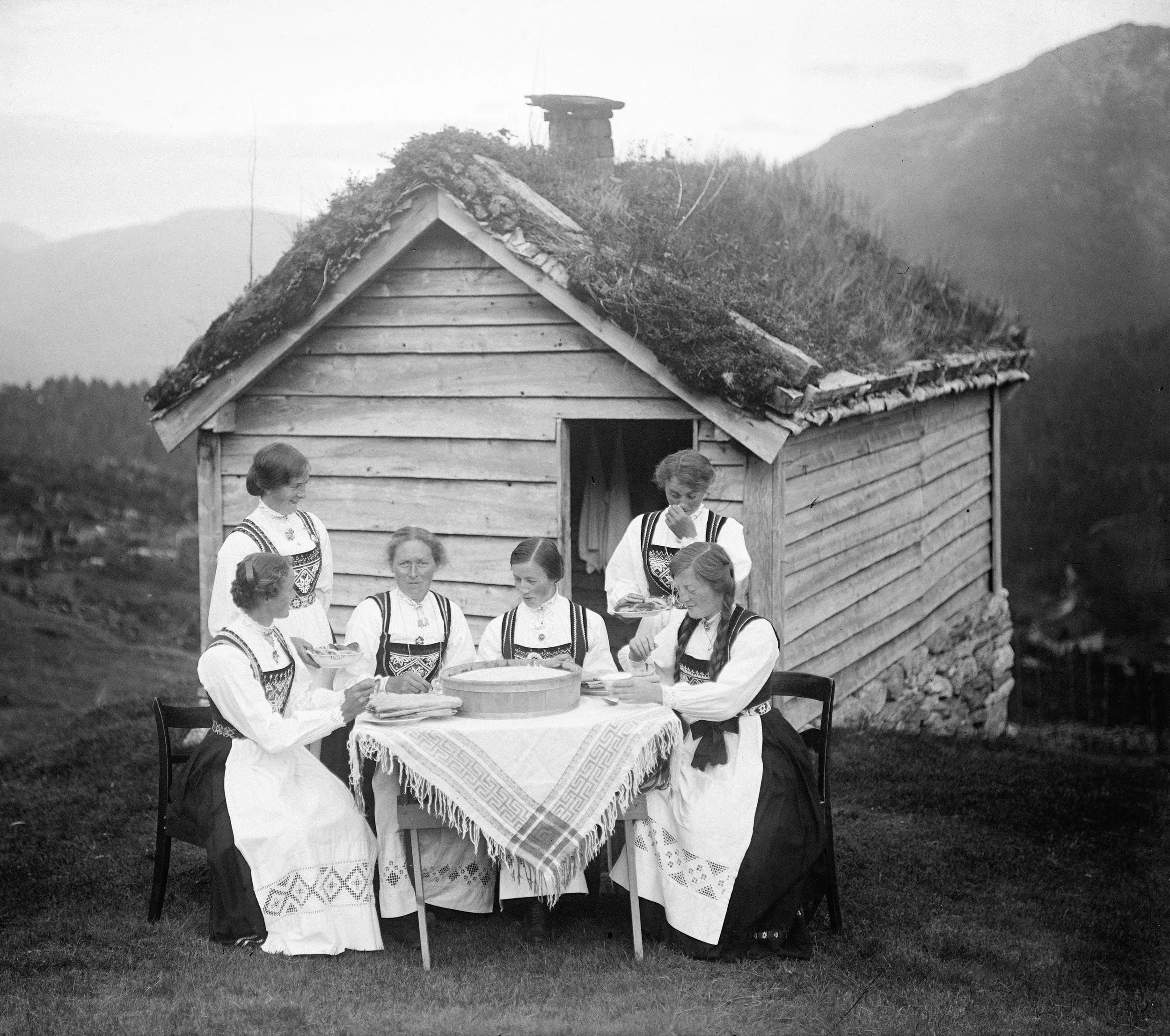 6 damer fra 1800 eller 1900-tallet i bunader, hardanger