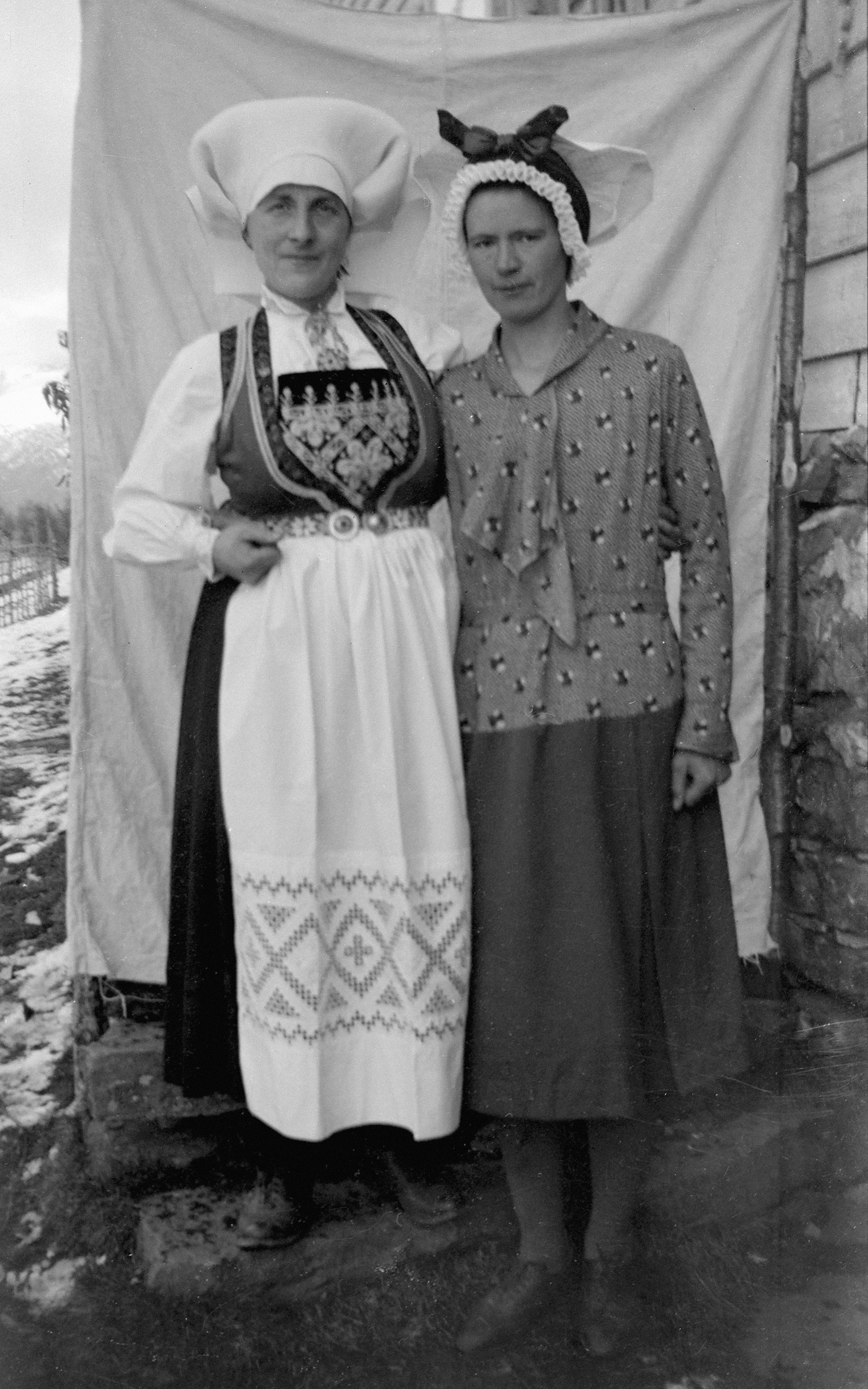 to damer fra 1900-tallet med tradisjonelle bunader