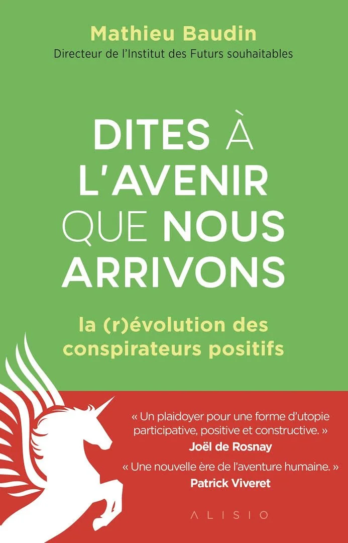 Couverture d'un livre avec titre "Dites à l'avenir que nous arrivons" de Mathieu Baudin, sur un fond vert, avec un dessin de licorne blanche dans la section rouge en bas.