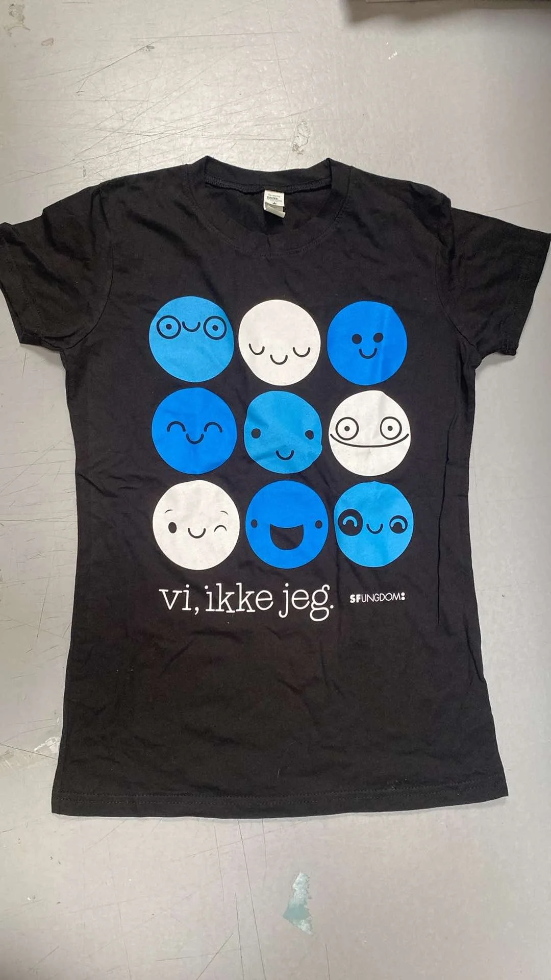 T-shirt sort "vi, ikke jeg"