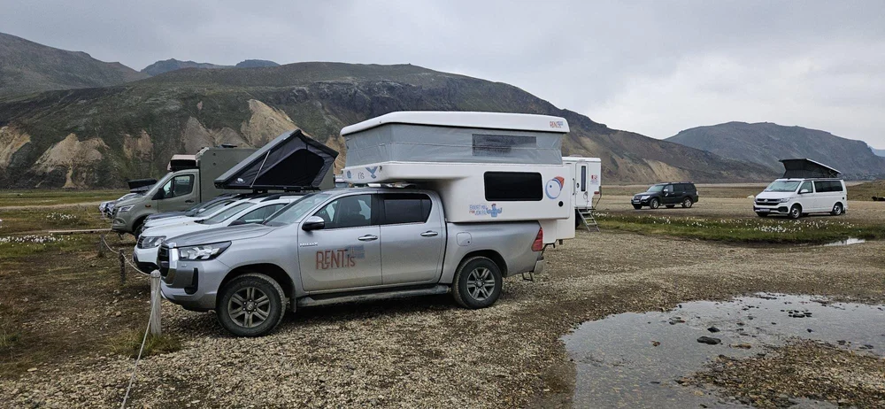 Der Toyota Hilux auf dem Campingplatz in Landmannalaugar