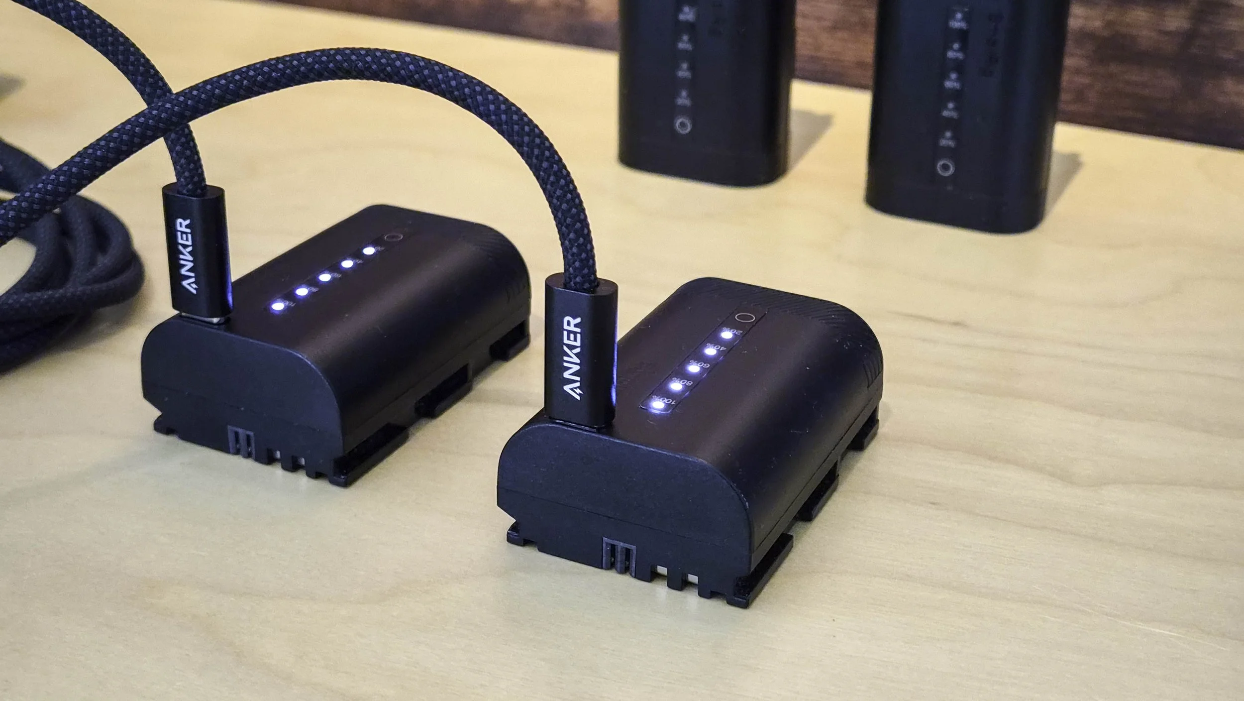 2 SmallRig LP-E6P Akkus werden über USB-C geladen, man sieht die Ladeanzeige der Akkus.