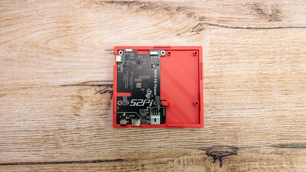  Zusammenbau der Little Backup Box, unteres Teil vom 3D gedrucktem Gehäuse, PD-power Platine ist eingebaut. 