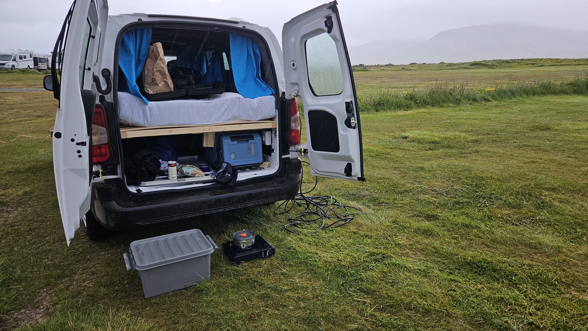 Fiat Doblo Camper auf dem Camingplatz in Borgarfjörður eystri
