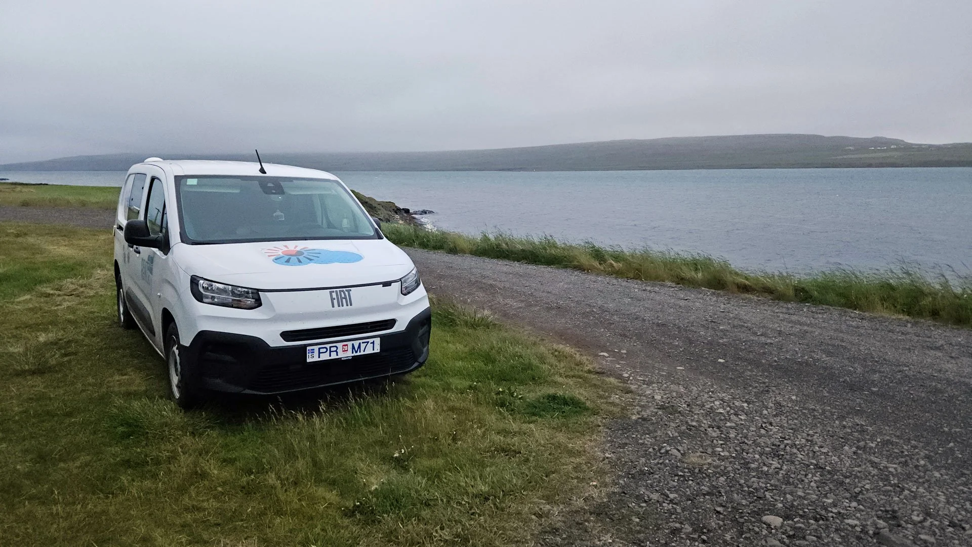 Fiat Doblo minicmaper auf dem Campingplatz Tjaldsvæði Sæberg