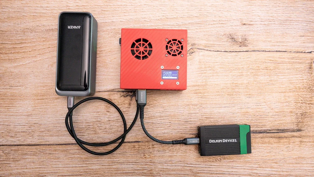 Little Backup Box, Daten werden von CFexpress Kartenleser auf interne SSD kopiert. Power Bank als Stromversorgung. 