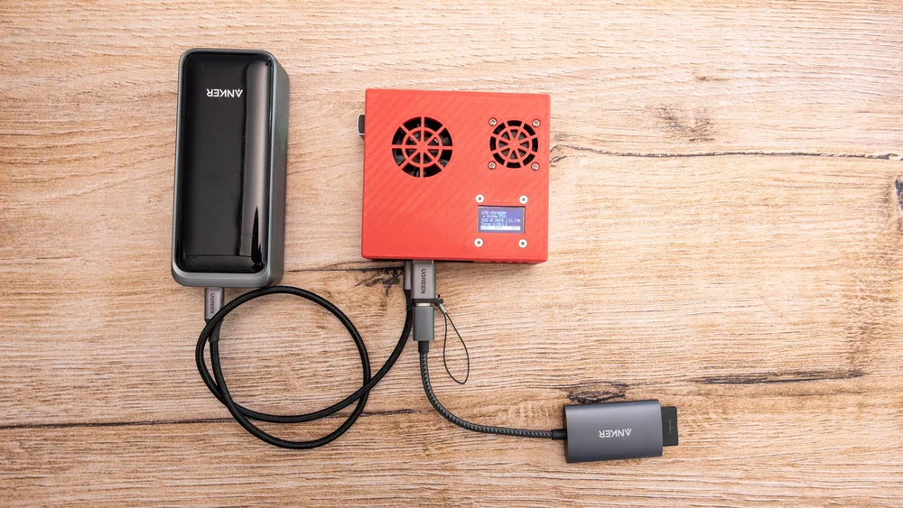  Little Backup Box, Daten werden von SD Kartenleser auf interne SSD kopiert. Power Bank als Stromversorgung. 