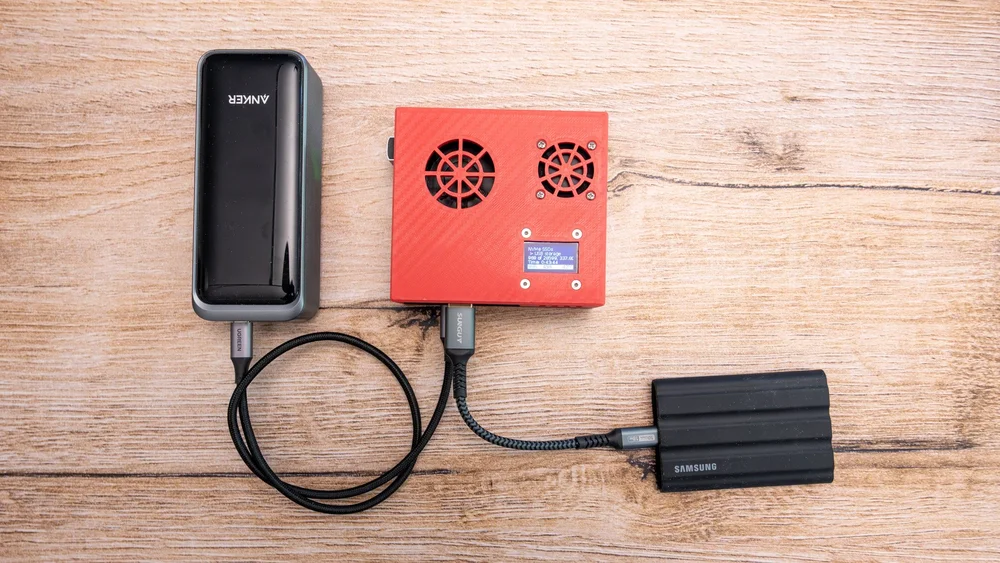  Little Backup Box, Daten werden von  interner SSD auf externe SSD kopiert. Power Bank als Stromversorgung. 