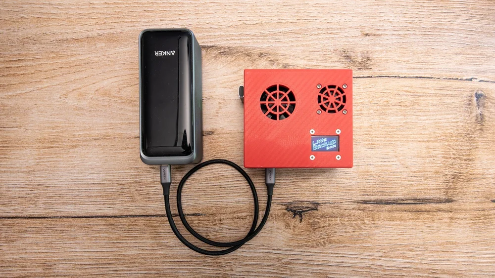  Little Backup Box fertig zusammengebaut und eingeschaltet mit Power Bank als Stromversorgung. 