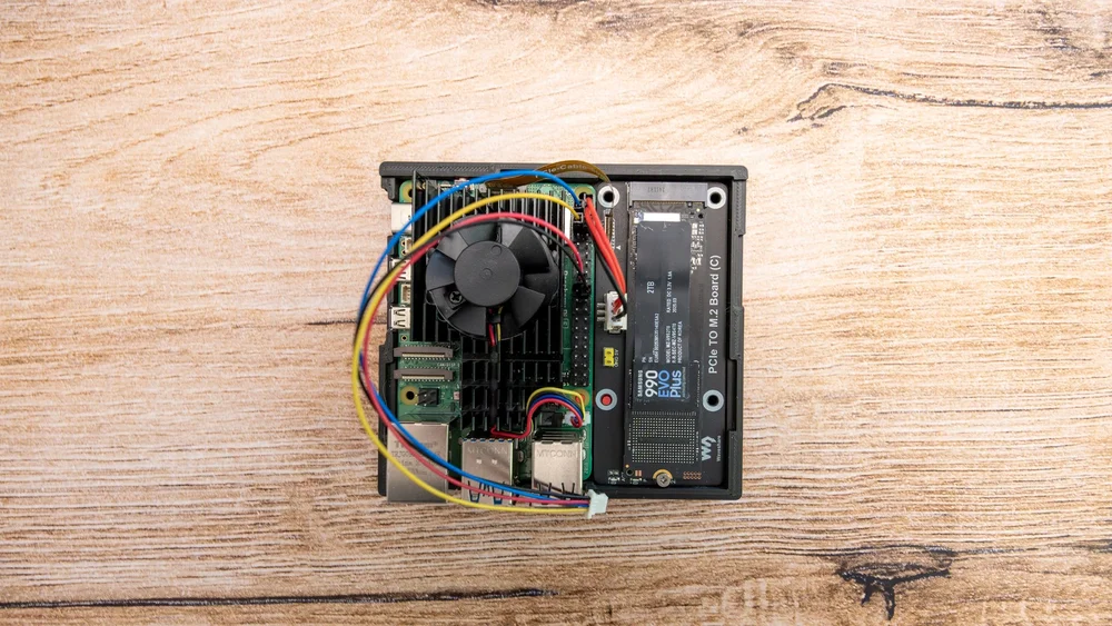  Zusammenbau Little Backup Box: Raspberry Pi 5, Samsung M.2 NVMe SSD und Kabel im unteren Teil des Gehäuses. 