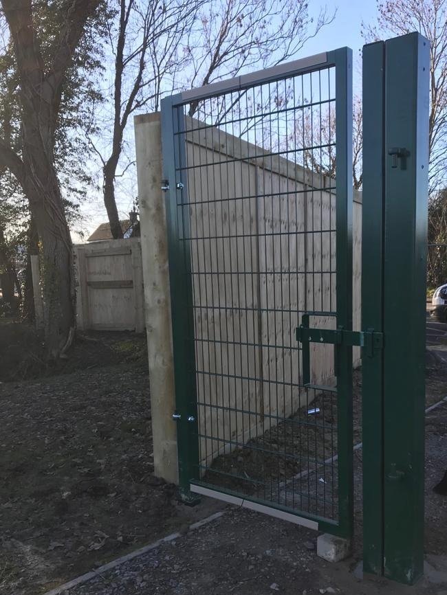 Single V-Mesh Security Gate