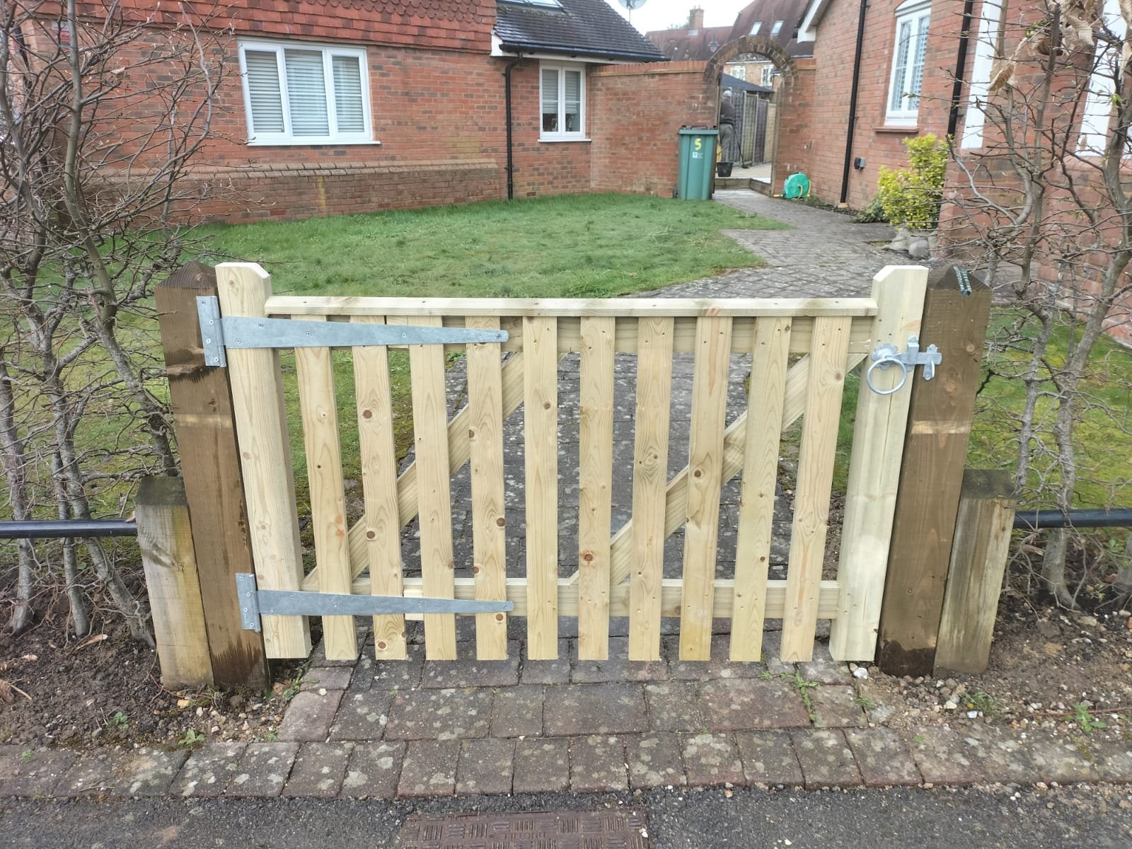 Palisade gate with capping