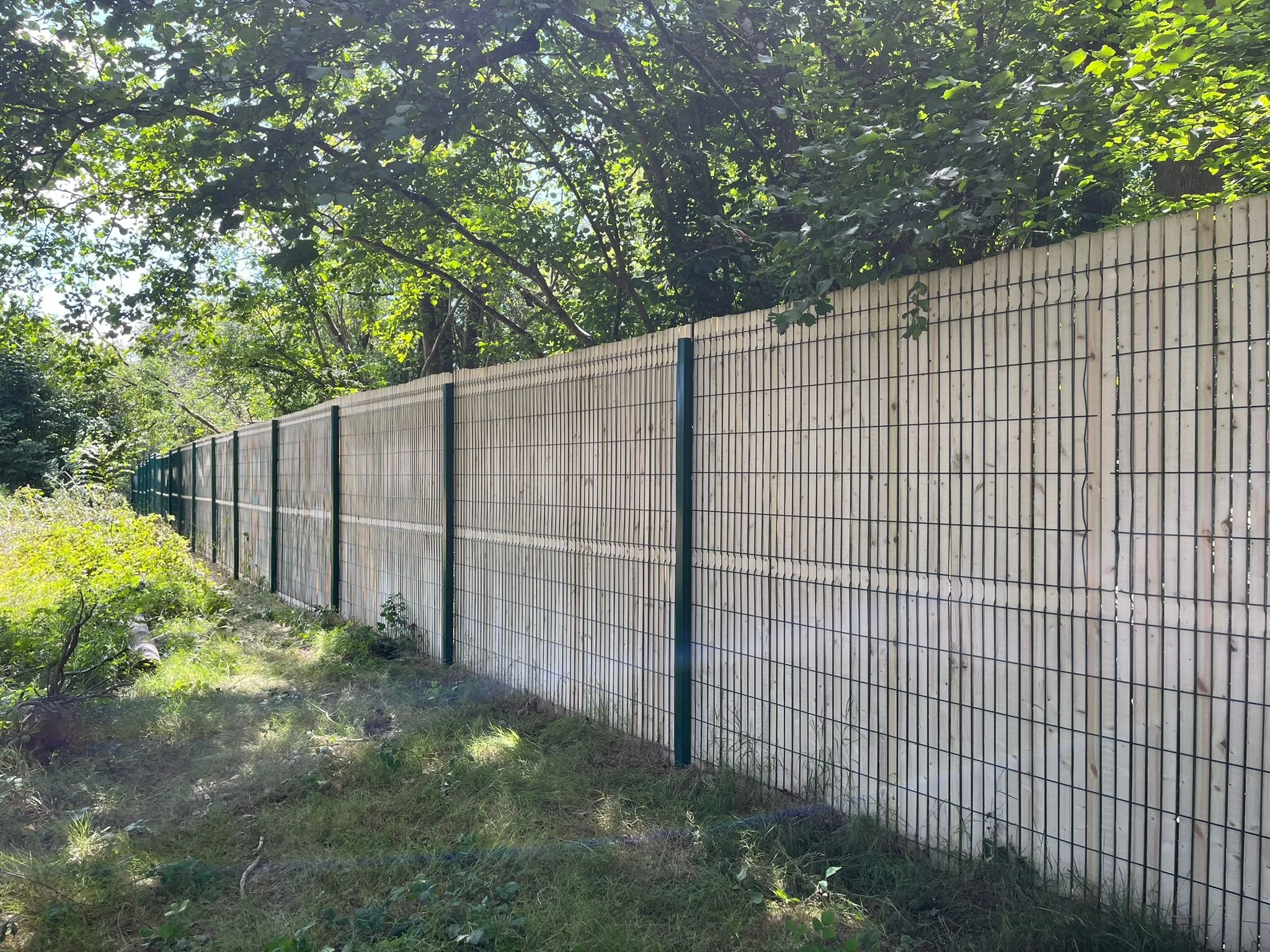 V Mesh with privacy strips