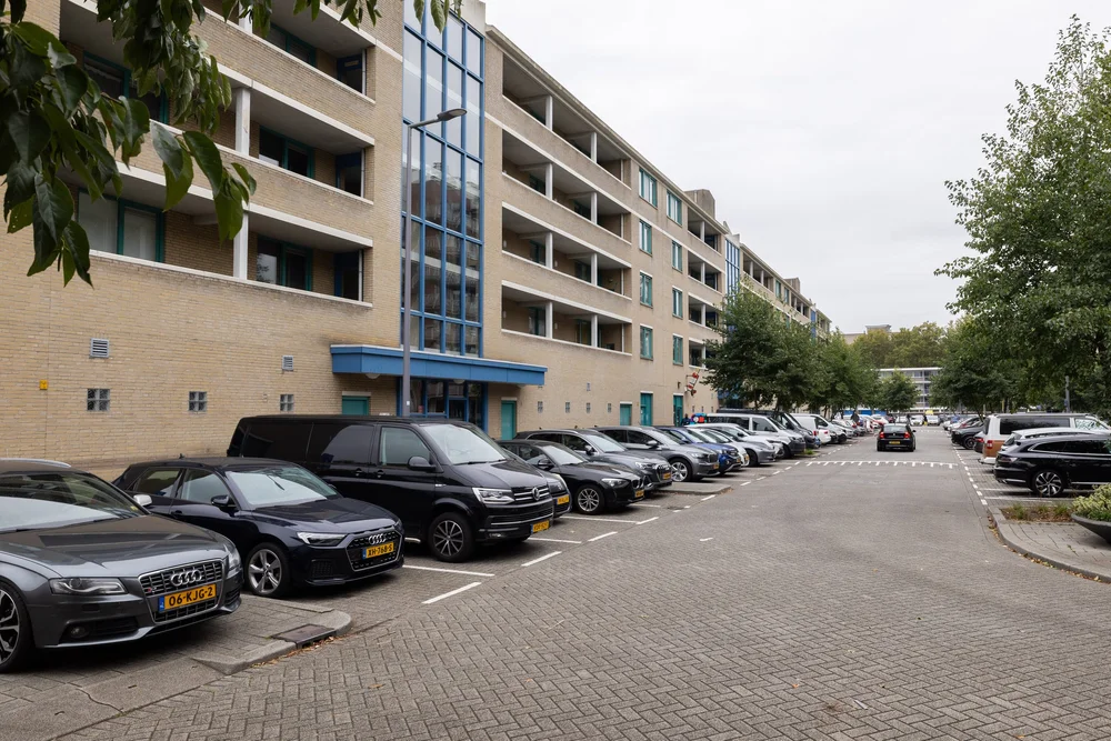Woonproject Van Milplaats — straatbeeld met parkeergelegenheid
