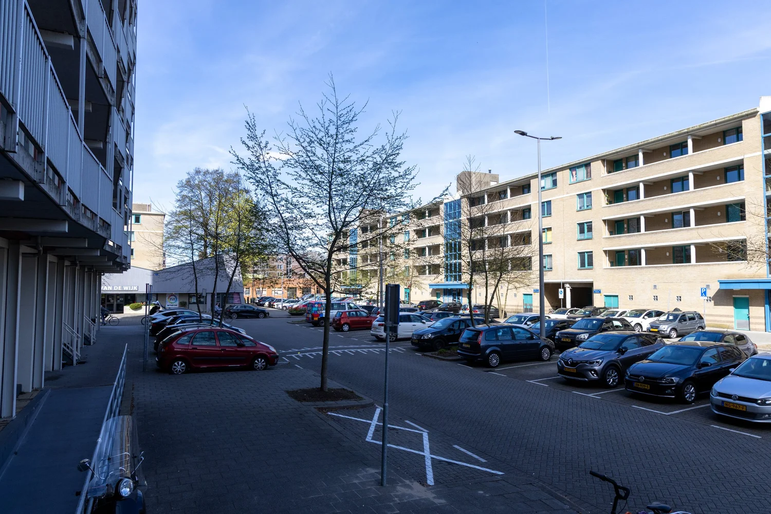 Straat en parkeergelegenheid bij woonproject Van Milplaats