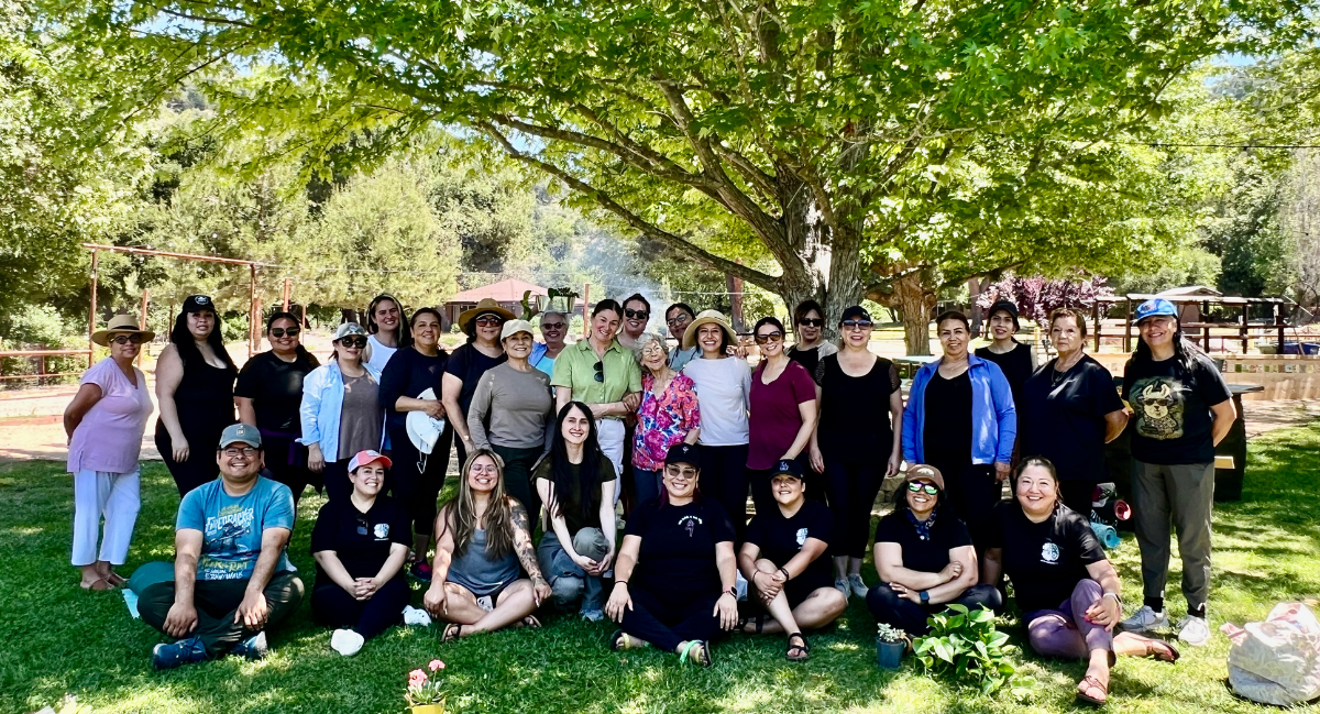 Yoga al Aire Libre students in a closing  an outdoor class