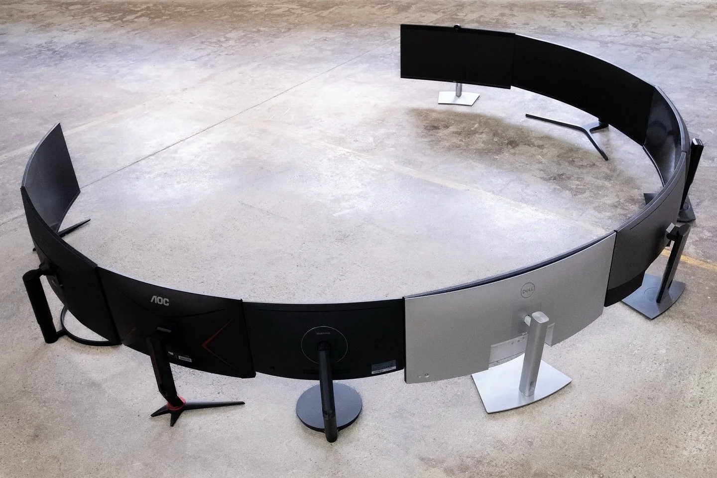Noch dieses Wochenende in der akku Kunstplattform zu sehen: Antoine F&eacute;lix B&uuml;rcher, &laquo;Der Stand der Dinge&raquo;

Werke in diesem Post: 

Amphitheater, 2026
9 gebogene, online gefundene Bildschirme, ca. 2,5 &times; 2,5 &times; 0,6 m

