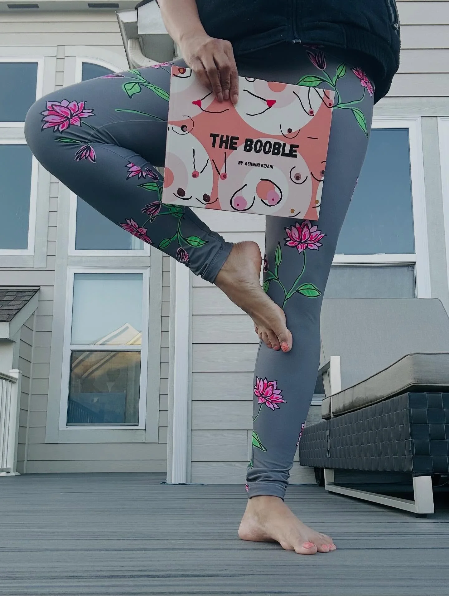 Iyengar yoga with The Booble and these beautiful and comfortable yoga pants.  Both Available for purchase at-  Www.thebooble.com

#booksbooksbooks #readreadread #love #yoga #yogawear #athleticwear #comfystyle #comfychic #comfortable #colorful #unique