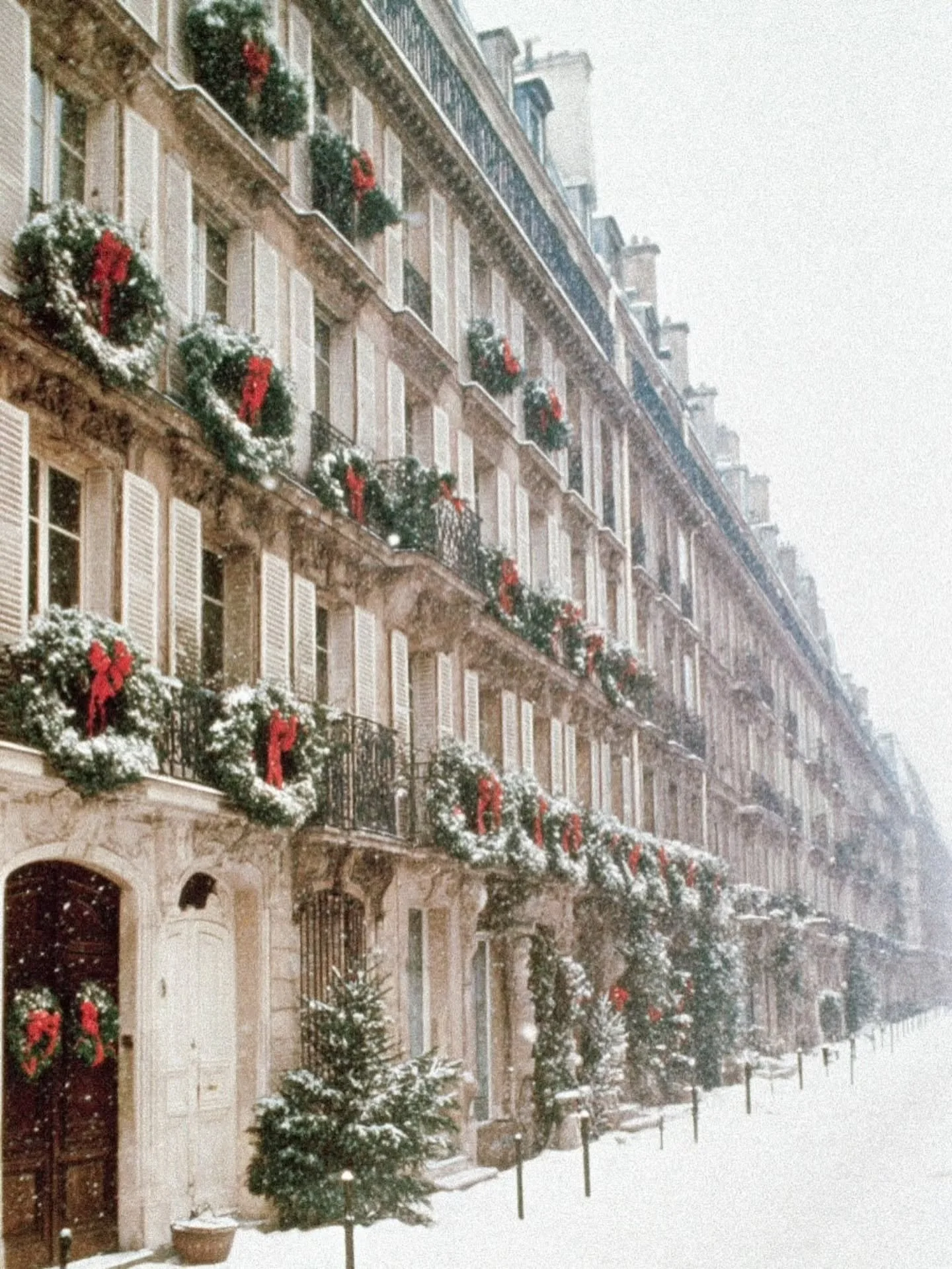 Hello December. As wedding season winds down, Christmas parties are very much on the menu! 🎀

Please email me for any party enquiries throughout my website www.felicitymarstudio.com 🎄

Art by @engvall.arts