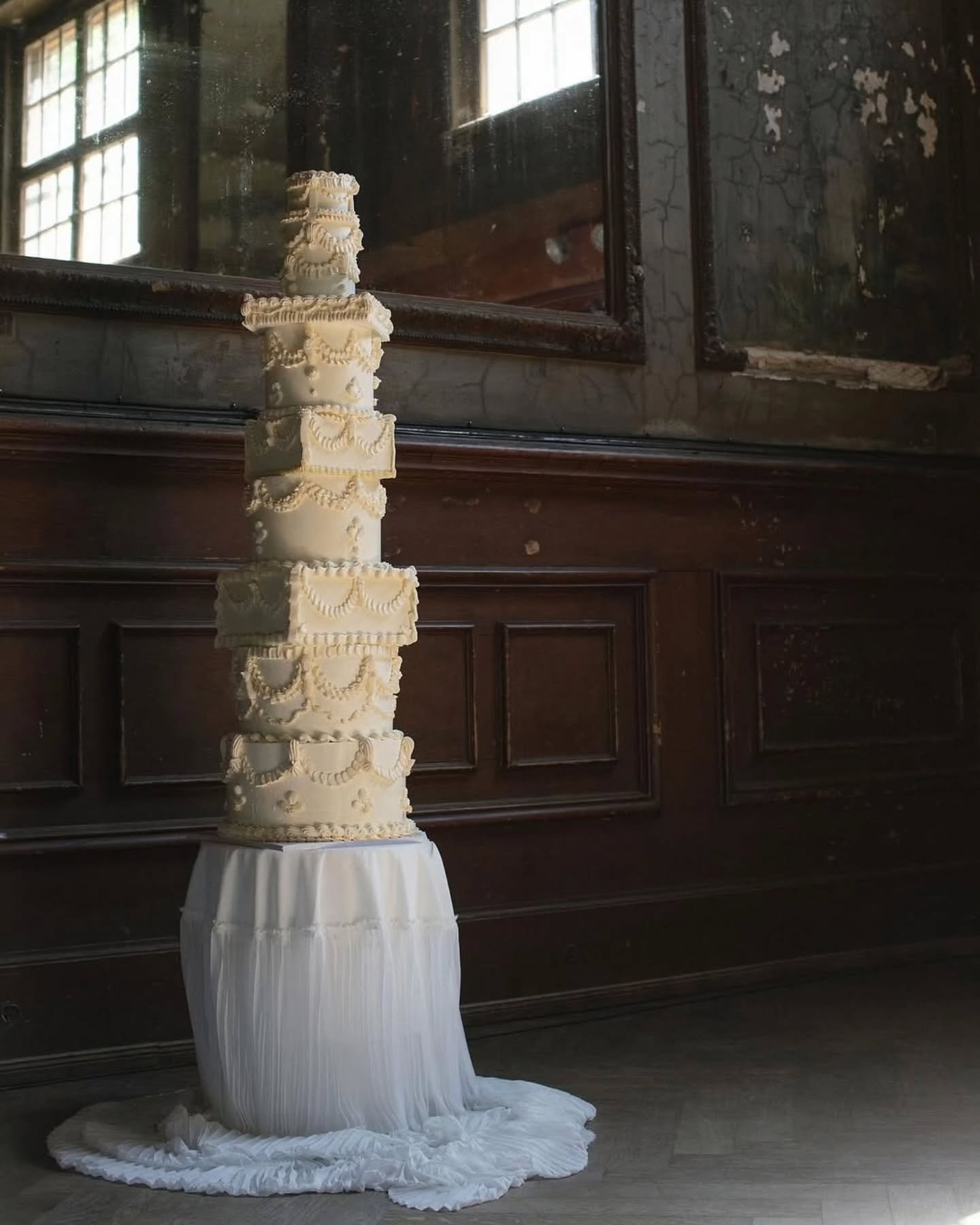 Vintage cakes!! We are having a moment again, but in a way that feels more fun and fashion forward than nostalgic. Using colours pulled from your palette, means that the cake has more of a moment of its own rather than an afterthought. A quiet 2026 t