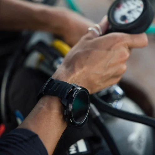 6-suunto-ocean-dive-all-black-divesetupon-wrist-1280x1280px.webp