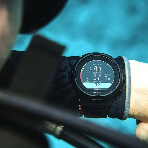 suunto-d5-all-black-on-wrist-2.webp