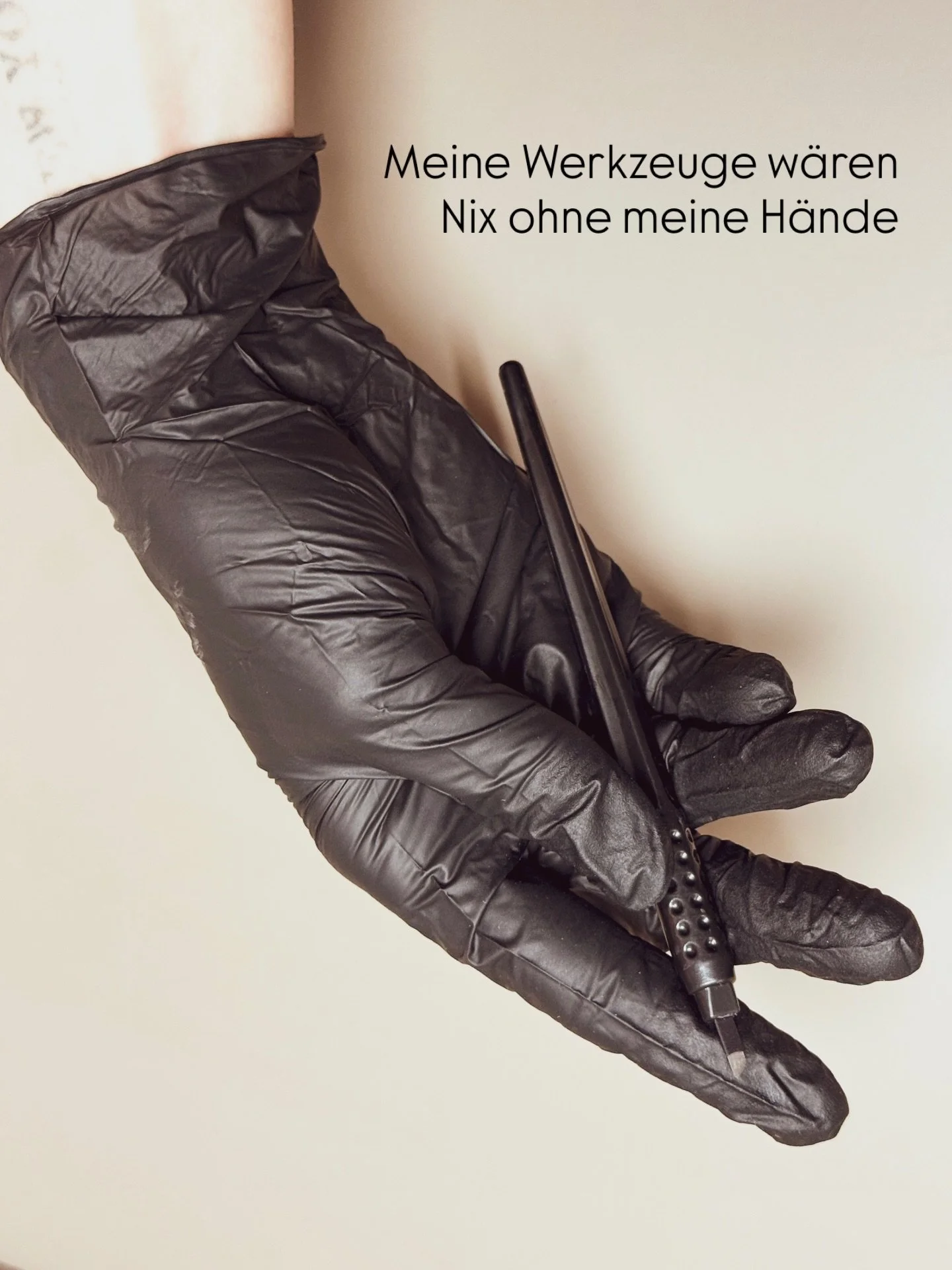 Seit fast zwei Jahren arbeite ich als Cosmetic Tattooing Artist. Was viele jedoch nicht wissen: Mein Weg begann schon viel fr&uuml;her. Ich habe Kommunikationsdesign studiert, mit einem starken Fokus auf Kunst und Illustration &ndash; ein dreij&auml;