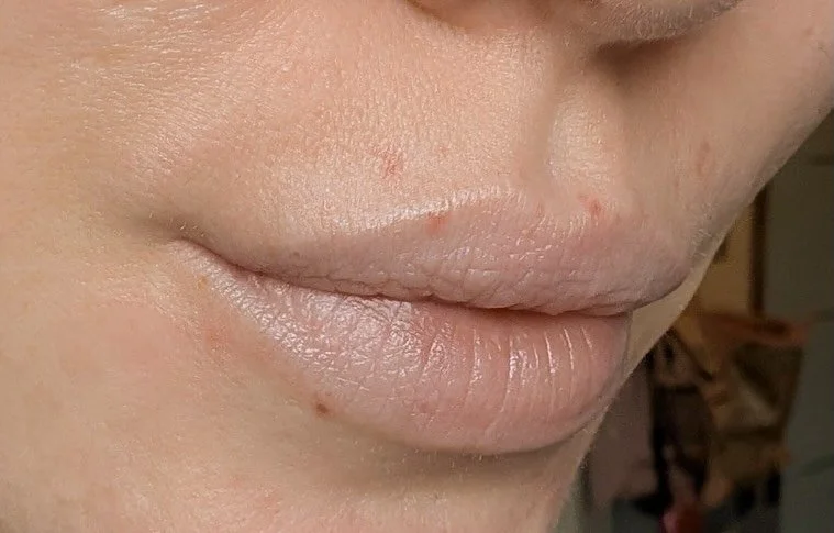 Lip Freckles are hot.

Meine s&uuml;&szlig;e Kundin kam heute zu ihrem zweiten Fake Freckles Touch up M Termin und wir haben ihr auch noch paar Lippen Freckles erg&auml;nzt. Sommersprossen k&ouml;nnen total verspielt platziert werden, wie man es hier