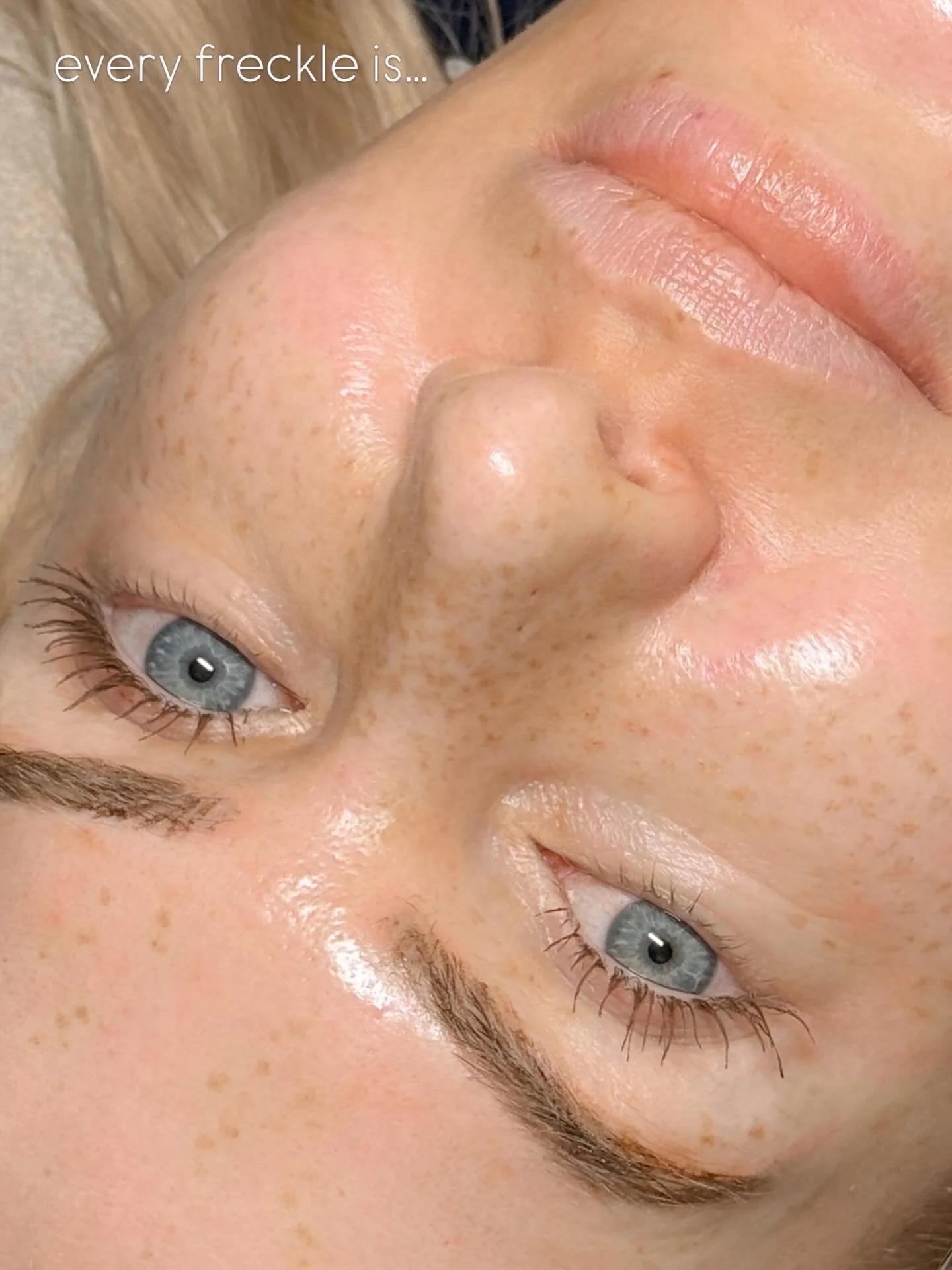 Fake Freckles &ndash; mit Gef&uuml;hl pigmentiert 🤍 nach Touch up Termin 4 Wochen sp&auml;ter&hellip;

Sommersprossen zu pigmentieren bedeutet f&uuml;r mich nicht, einfach Punkte auf die Haut zu setzen.

Es ist ein Prozess.
Ein Gef&uuml;hl.
Eine Beg
