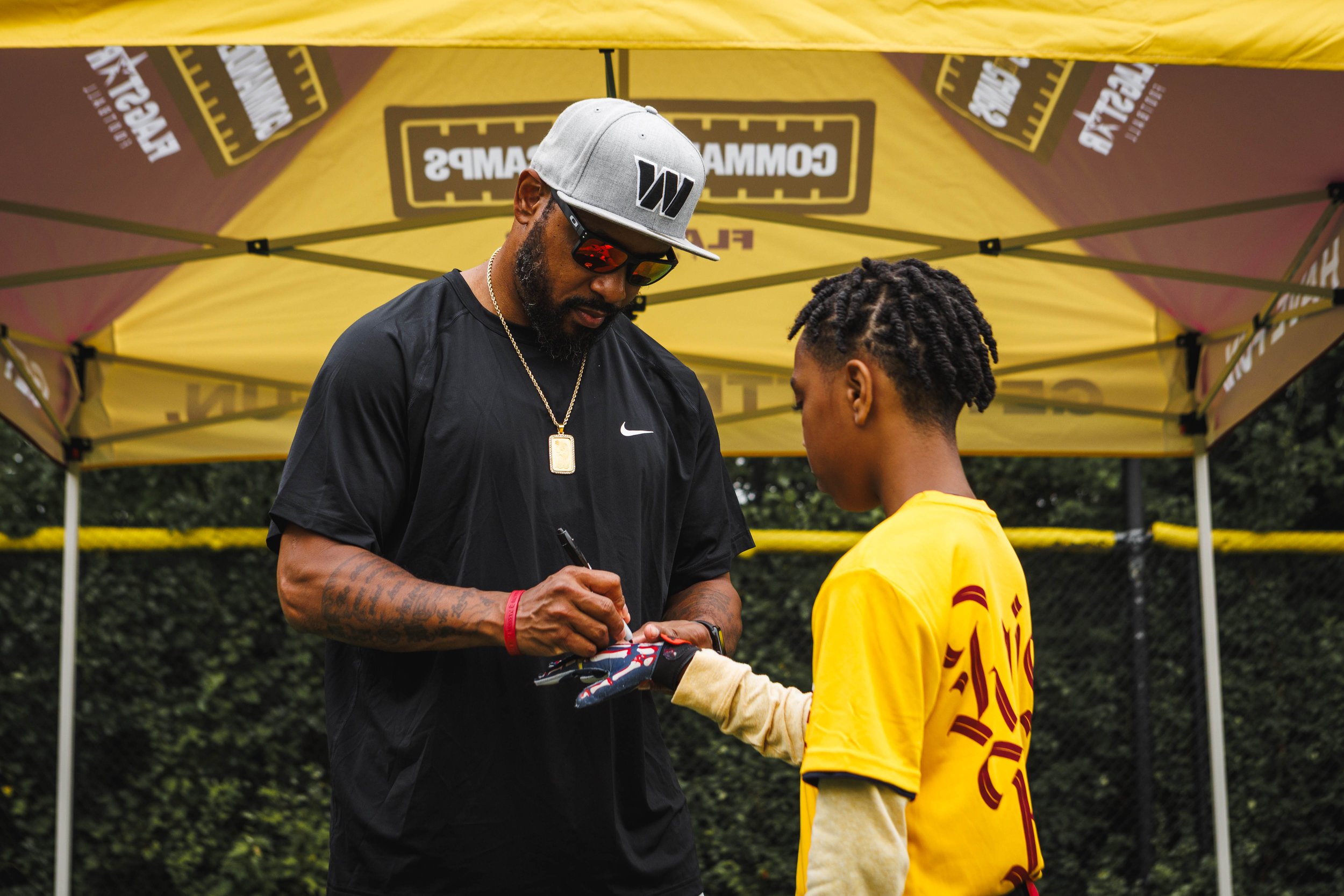 Santana Moss Signing Autographs in NW DC.jpg