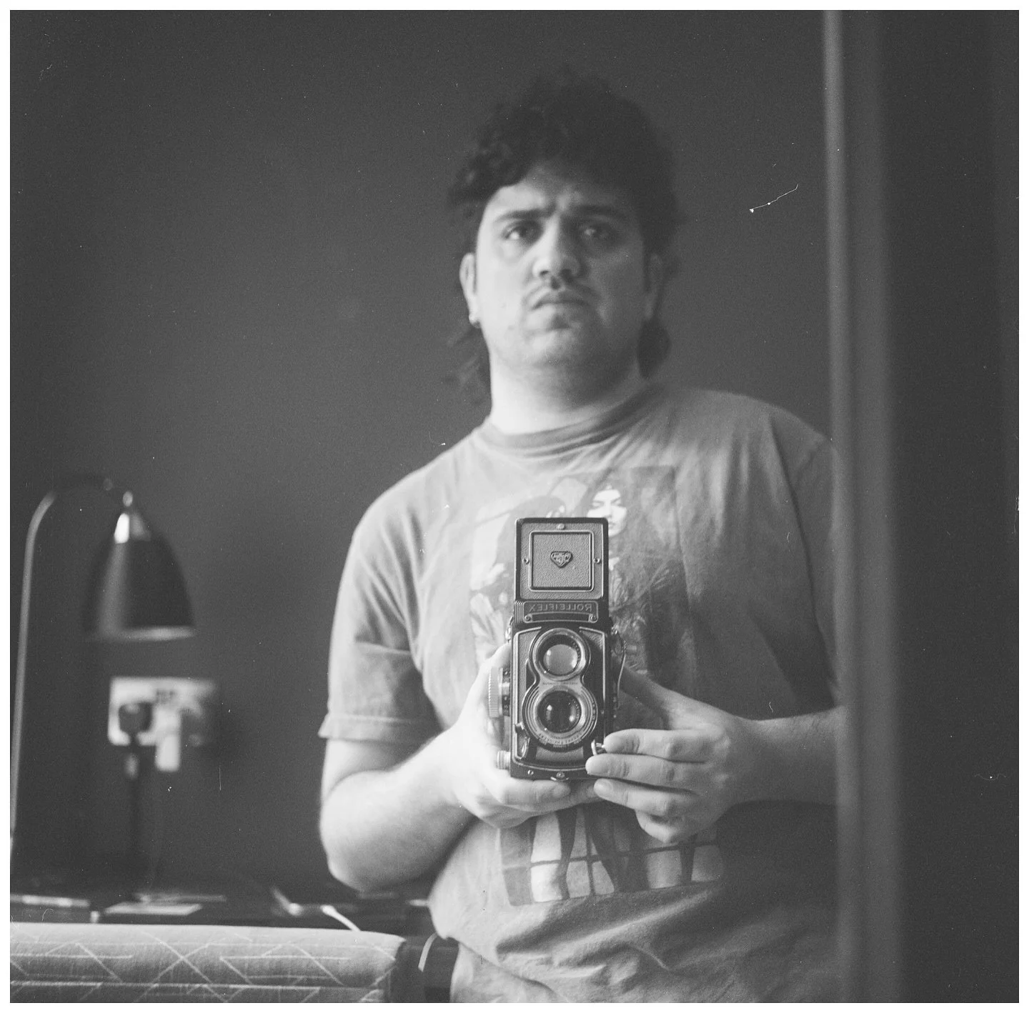 first (successful) rolleiflex selfie back in march.

🎞️: #ilfordxp2 @ilfordphoto 
📸: Rolleiflex T 75mm

developing and scanning provided by @21studio_photolab

#rolleiflex #120mm #filmisnotdead #mediumformat #filmphotography #loadfilm #theanalogued