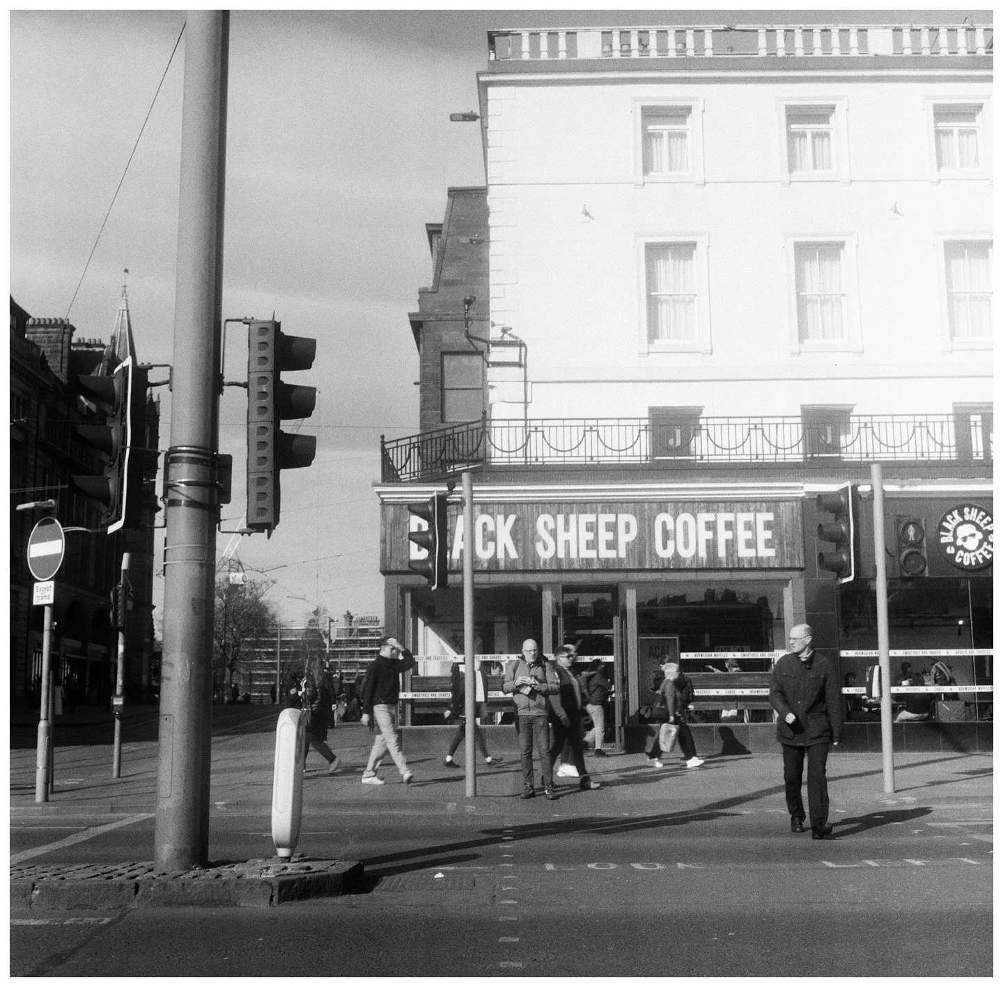 crossing after coffee.

🎞️: #ilfordhp5plus @ilfordphoto
📸: Rolleiflex T 75mm

developing and scanning provided by @21studio_photolab

#rolleiflex #120mm #filmisnotdead #mediumformat #filmphotography #loadfilm #theanaloguedispatch #analog #analogpho