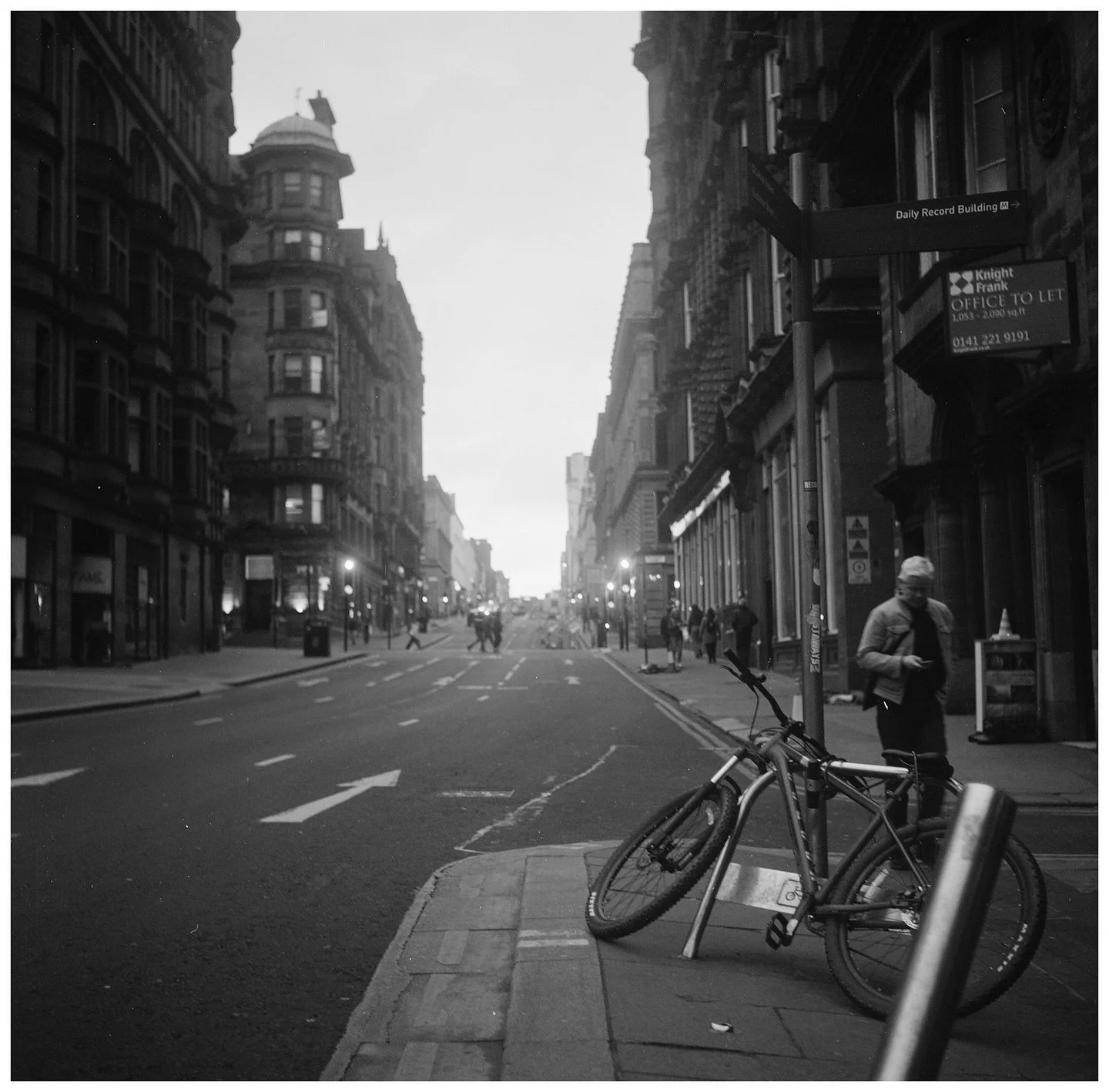 glasgow street.

🎞️: #ilfordxp2 @ilfordphoto
📸: Rolleiflex T 75mm

developing and scanning provided by @21studio_photolab

#rolleiflex #120mm #filmisnotdead #mediumformat #filmphotography #loadfilm #theanaloguedispatch #analog #analogphotography #p