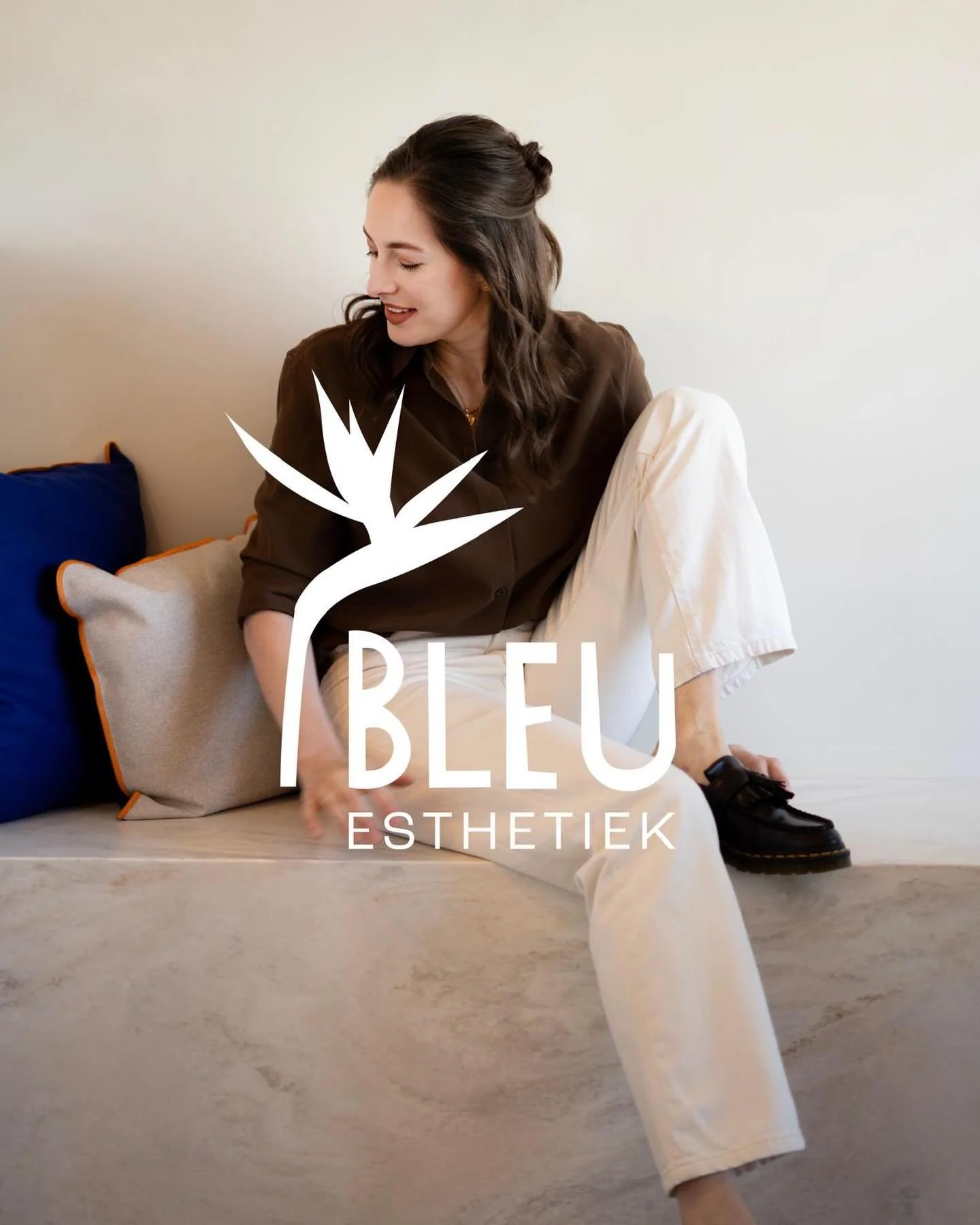 💥🕺🏻2026 🍾🪩

Ik wens jullie: &ldquo;blij van binnen en sterk vanbuiten&rdquo;. 

Heel veel liefs,
Emelie BLEUs 🧿🩵

📸 @kernn.be