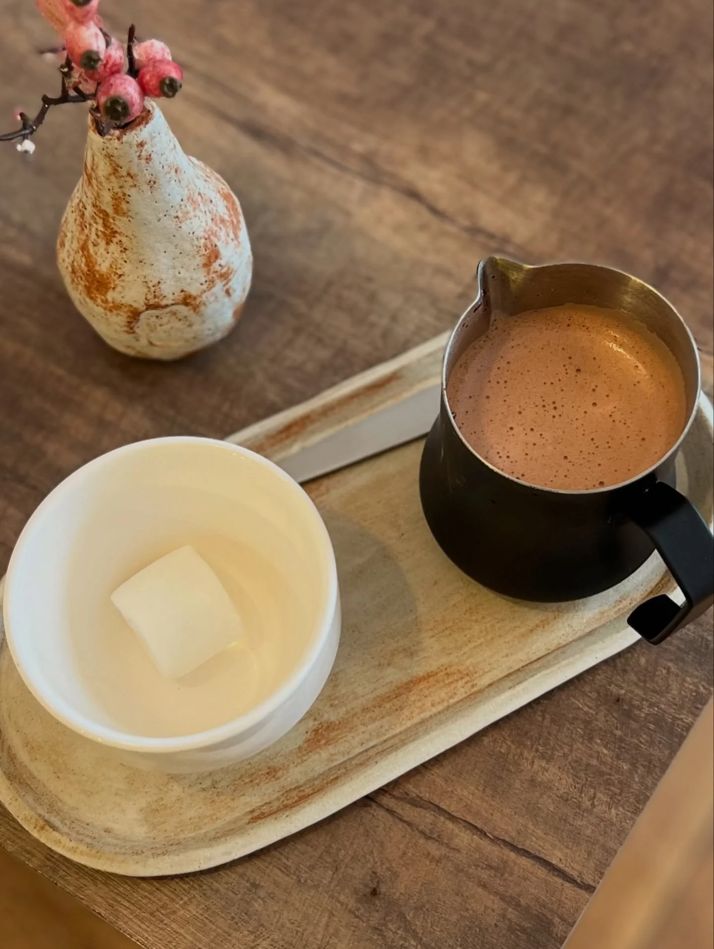 Perfect all year round, but even more perfect for those slightly chilly, post summer days ☕️
Our 70% single origin cacao from Ecuador 🇪🇨 is rich and indulgent, with just the right amount of sweetness! 
Check out our full menu of @nearynogschocola