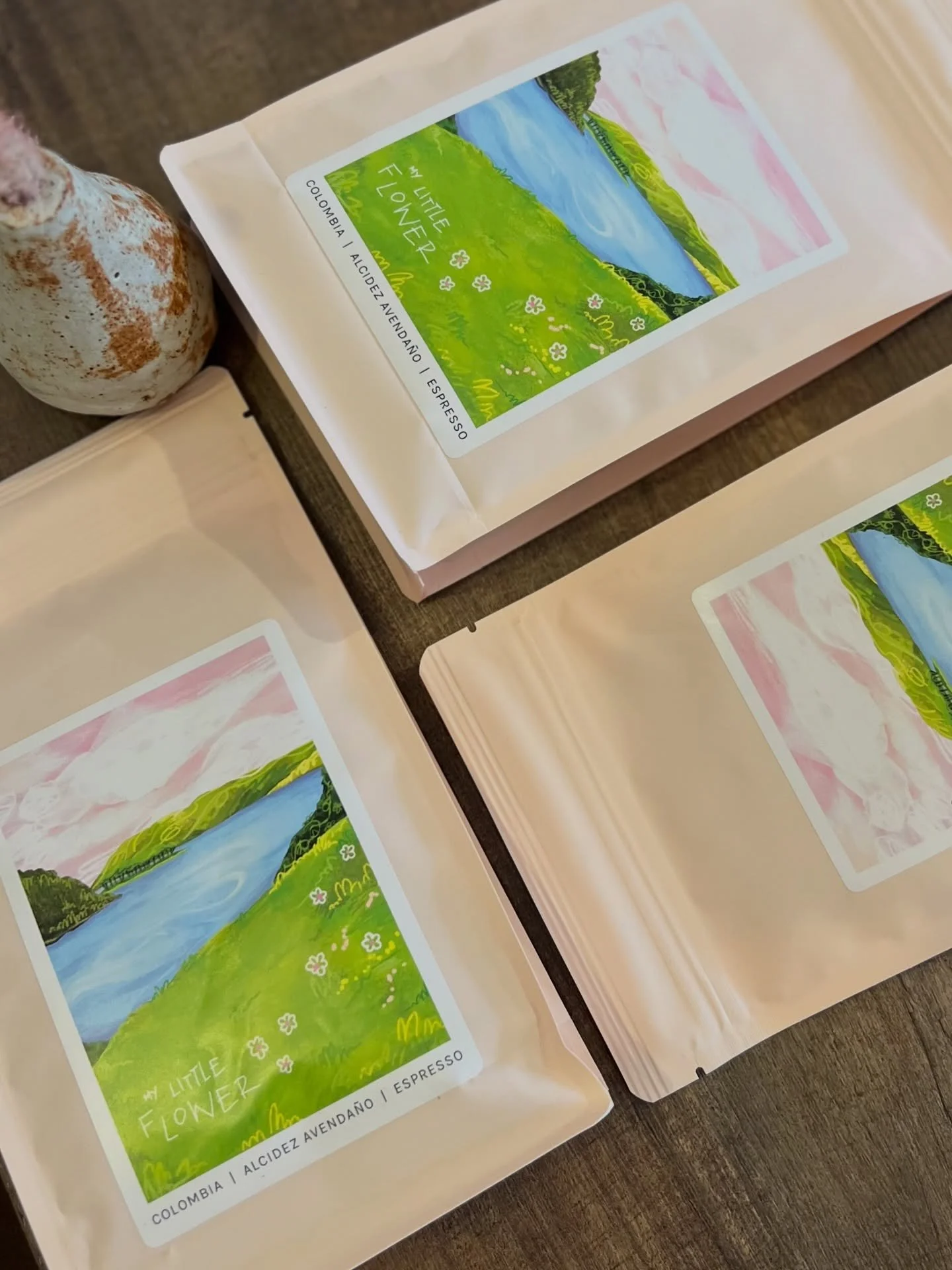 Our house coffee is a collaboration with some of our favourite people, and we are forever grateful for bringing our vision to life 💛

A beautifully balanced coffee, suitable for nearly all home brewing methods. Available in 250g and 1kg bags in stor