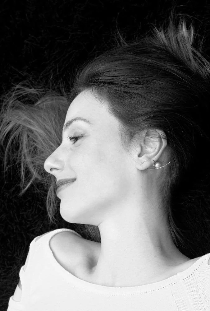 Fotografia fine art em preto e branco mostrando o perfil de uma mulher deitada — obra poética de Alexandre Horta e Silva.