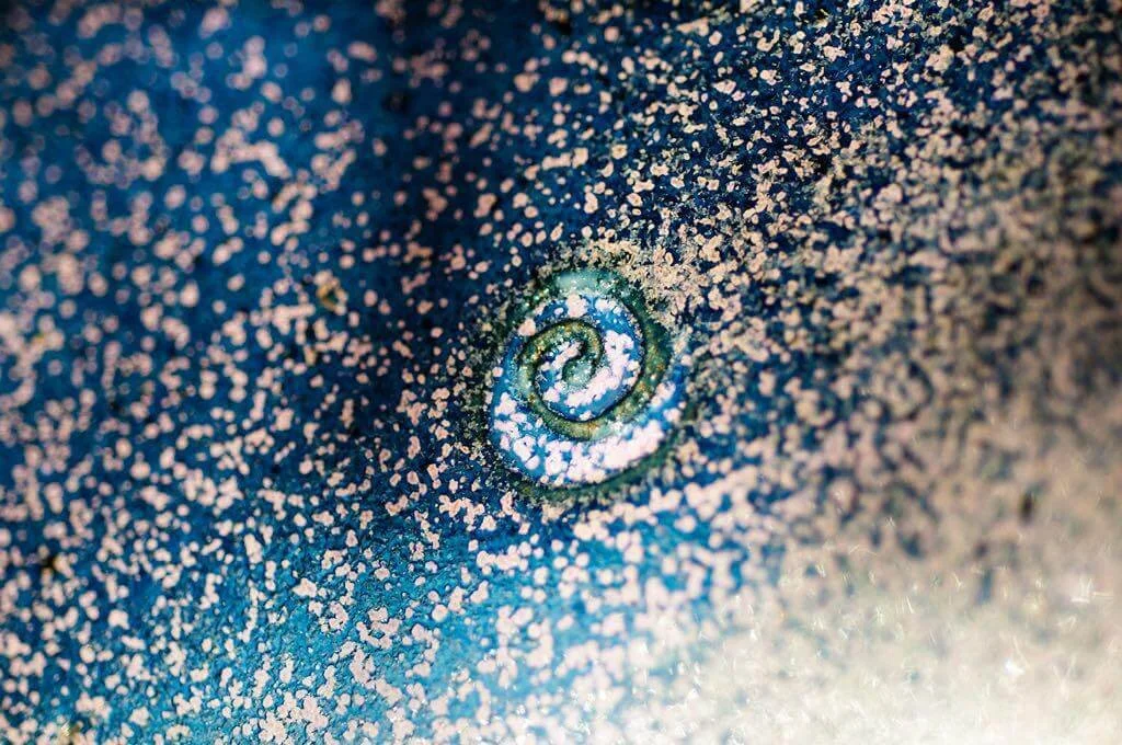 Fotografia fine art de espiral azul formada por pequenas partículas brilhantes — arte abstrata e meditativa de Alexandre Horta e Silva.