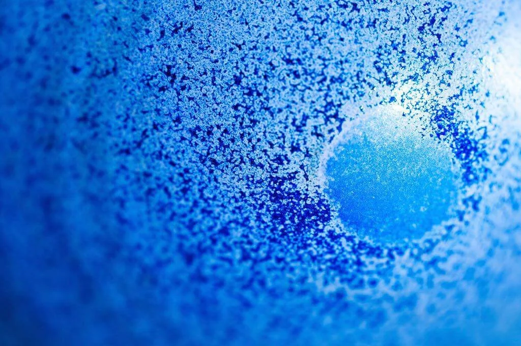 Fotografia fine art abstrata em tons de azul com centro luminoso — obra contemporânea de Alexandre Horta e Silva para ambientes sofisticados.